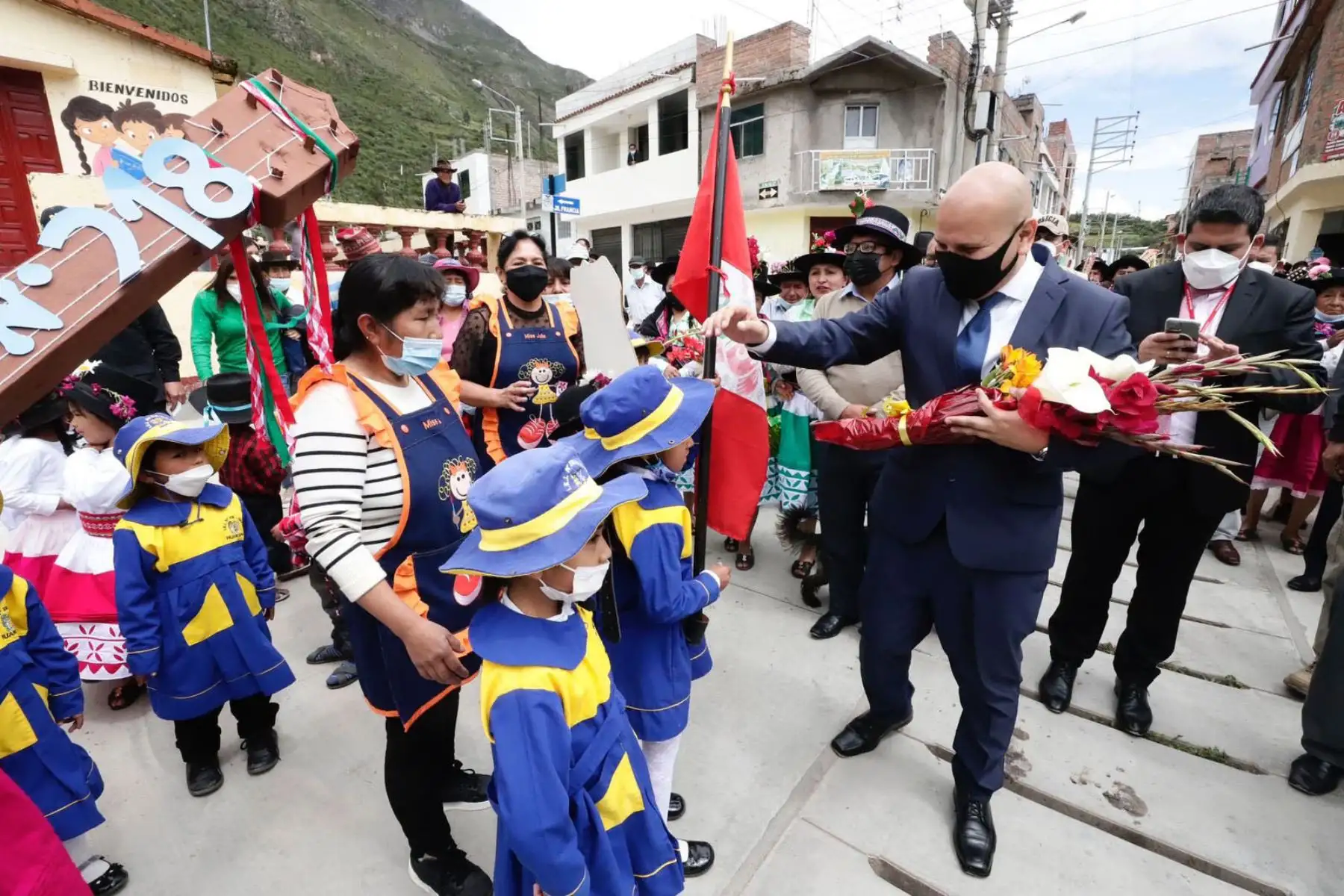 El ministro de Cultura, Alejandro Salas, hizo entrega de la resolución de reconocimiento como Patrimonio Cultural de la Nación a la expresión artística Pum Pin Fajardino, en ceremonia celebrada en el distrito de Huancapi, provincia de Fajardo, región Ayacucho.
Foto: Mincul