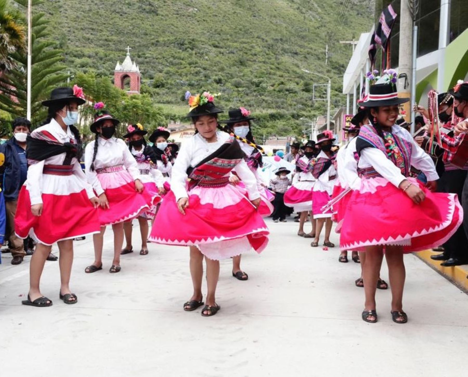 La provincia de Víctor Fajardo, en Ayacucho, celebró la entrega de la declaratoria que reconoce a la danza Pum Pin Fajardino como Patrimonio Cultural de la Nación. En la ceremonia participó el ministro de Cultura, Alejandro Salas. ANDINA/Difusión