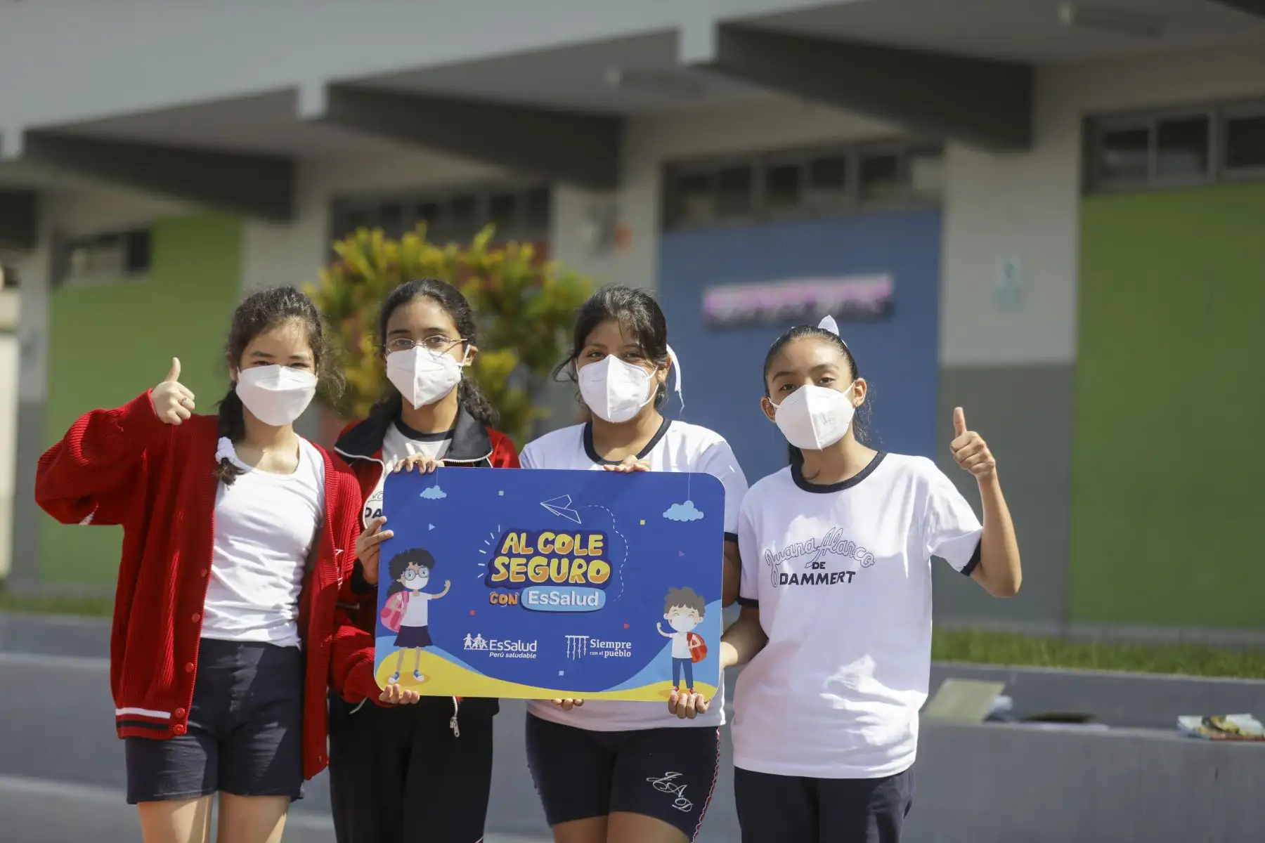 El presidente ejecutivo de Essalud, Dr. Alegre Fonseca Espinoza, llegó al colegio Juana Alarco de Dammert para supervisar la campaña de “Hospital Perú”, que brinda pruebas de descarte de coronavirus, vacunación contra la covid 19, Neumococo y VPH, entre otros servicios de salud para alumnos y padres de la institución educativa. Foto: Essalud