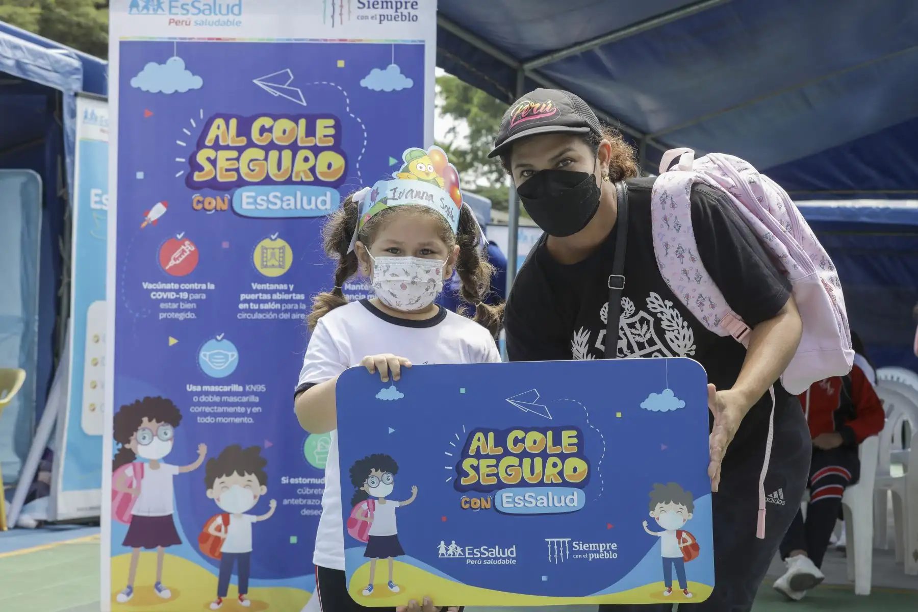 El presidente ejecutivo de Essalud, Dr. Alegre Fonseca Espinoza, llegó al colegio Juana Alarco de Dammert para supervisar la campaña de “Hospital Perú”, que brinda pruebas de descarte de coronavirus, vacunación contra la covid 19, Neumococo y VPH, entre otros servicios de salud para alumnos y padres de la institución educativa. Foto: Essalud