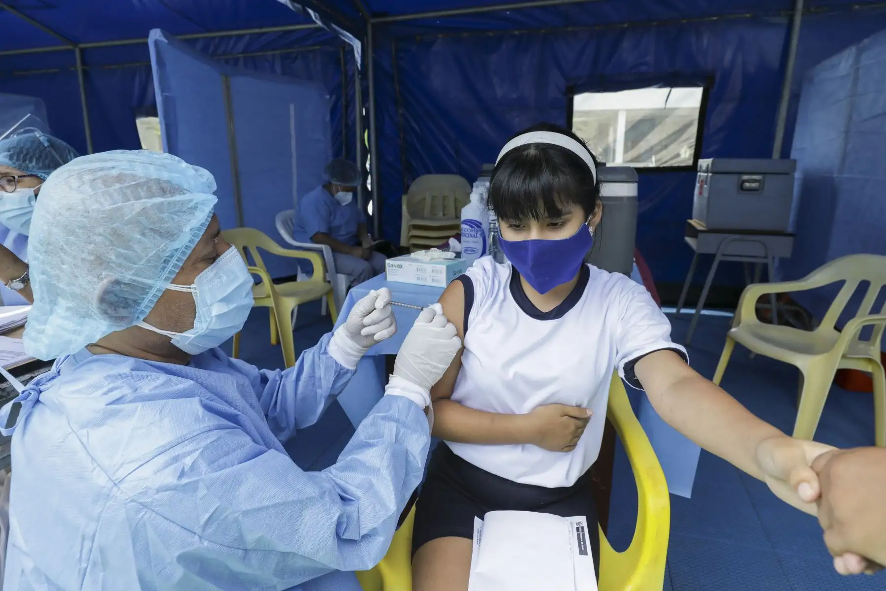 El presidente ejecutivo de Essalud, Dr. Alegre Fonseca Espinoza, llegó al colegio Juana Alarco de Dammert para supervisar la campaña de “Hospital Perú”, que brinda pruebas de descarte de coronavirus, vacunación contra la covid 19, Neumococo y VPH, entre otros servicios de salud para alumnos y padres de la institución educativa. Foto: Essalud