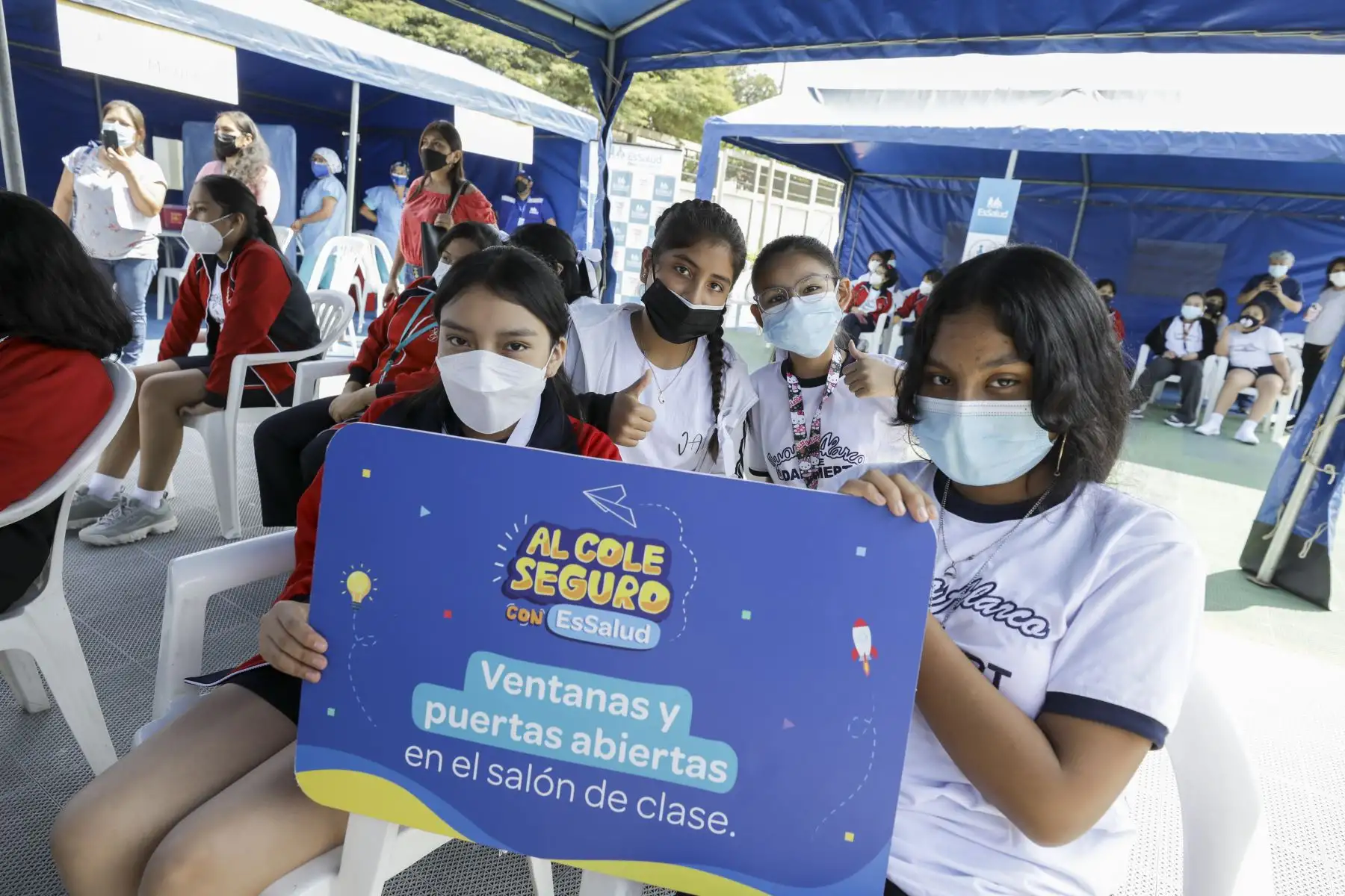 El presidente ejecutivo de Essalud, Dr. Alegre Fonseca Espinoza, llegó al colegio Juana Alarco de Dammert para supervisar la campaña de “Hospital Perú”, que brinda pruebas de descarte de coronavirus, vacunación contra la covid 19, Neumococo y VPH, entre otros servicios de salud para alumnos y padres de la institución educativa. Foto: Essalud