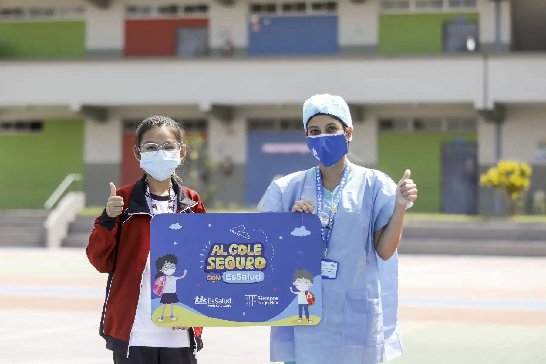 El presidente ejecutivo de Essalud, Dr. Alegre Fonseca Espinoza, llegó al colegio Juana Alarco de Dammert para supervisar la campaña de “Hospital Perú”, que brinda pruebas de descarte de coronavirus, vacunación contra la covid 19, Neumococo y VPH, entre otros servicios de salud para alumnos y padres de la institución educativa. Foto: Essalud