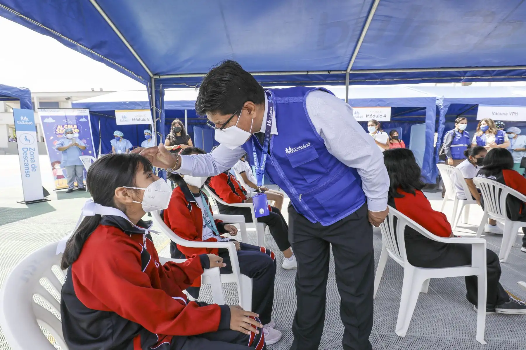 El presidente ejecutivo de Essalud, Dr. Alegre Fonseca Espinoza, llegó al colegio Juana Alarco de Dammert para supervisar la campaña de “Hospital Perú”, que brinda pruebas de descarte de coronavirus, vacunación contra la covid 19, Neumococo y VPH, entre otros servicios de salud para alumnos y padres de la institución educativa. Foto: Essalud