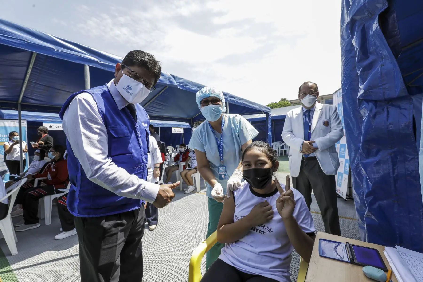El presidente ejecutivo de Essalud, Dr. Alegre Fonseca Espinoza, llegó al colegio Juana Alarco de Dammert para supervisar la campaña de “Hospital Perú”, que brinda pruebas de descarte de coronavirus, vacunación contra la covid 19, Neumococo y VPH, entre otros servicios de salud para alumnos y padres de la institución educativa. Foto: Essalud