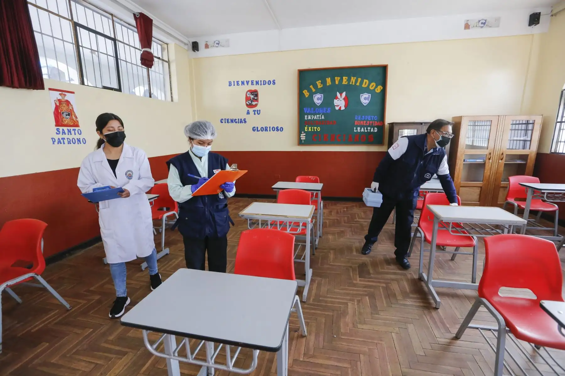 La Institución Educativa Ciencias de la ciudad imperial del Cusco dio inicio al año escolar 2022. 1550 alumnos del nivel primario y secundario regresaron a las clases presenciales. Ministerio de Salud (Minsa) supervisó y garantizó el uso correcto de los protocolos de bioseguridad contra la covid 19 en dicha institución. Foto: Minsa