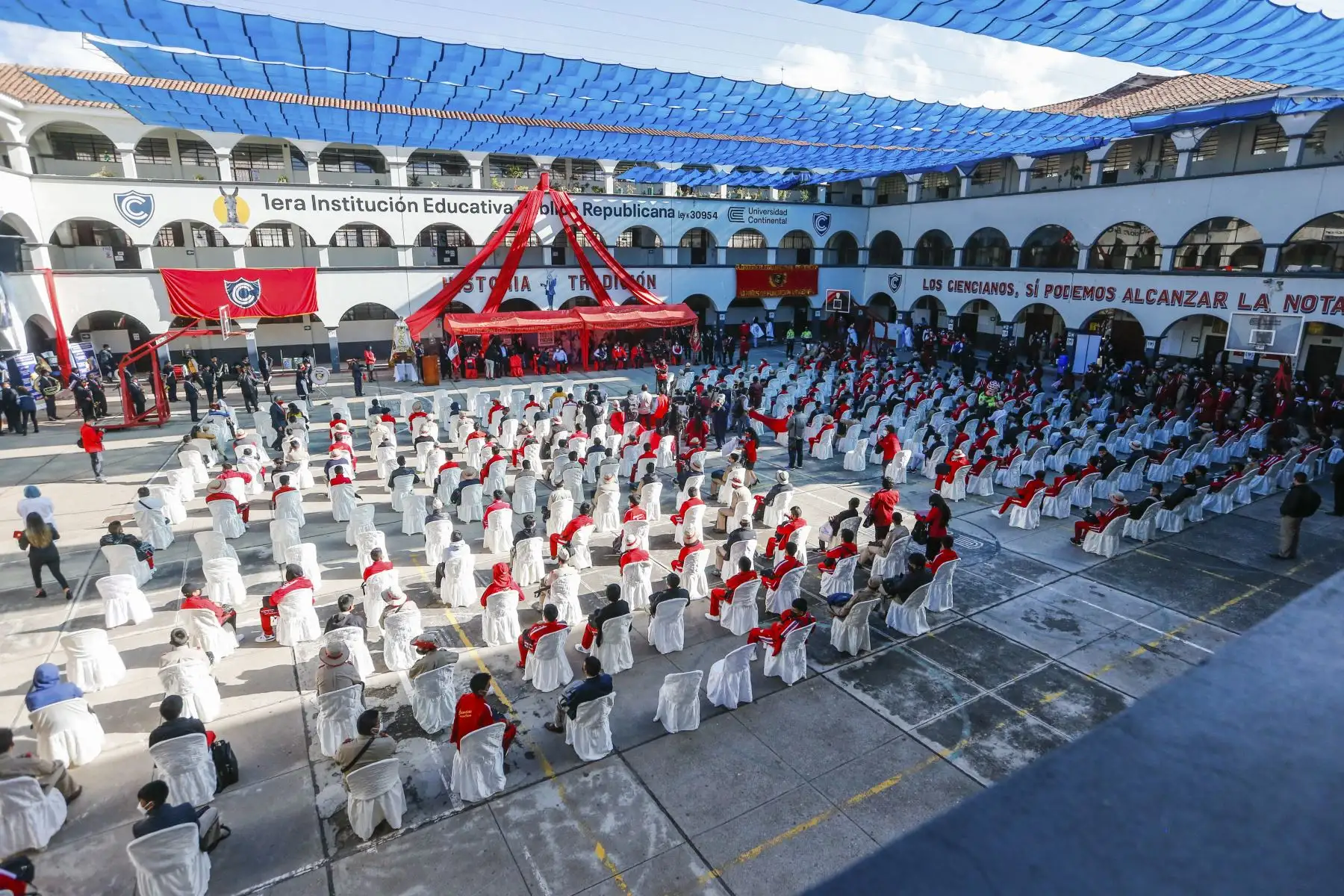 La Institución Educativa Ciencias de la ciudad imperial del Cusco dio inicio al año escolar 2022. 1550 alumnos del nivel primario y secundario regresaron a las clases presenciales. Ministerio de Salud (Minsa) supervisó y garantizó el uso correcto de los protocolos de bioseguridad contra la covid 19 en dicha institución. Foto: Minsa