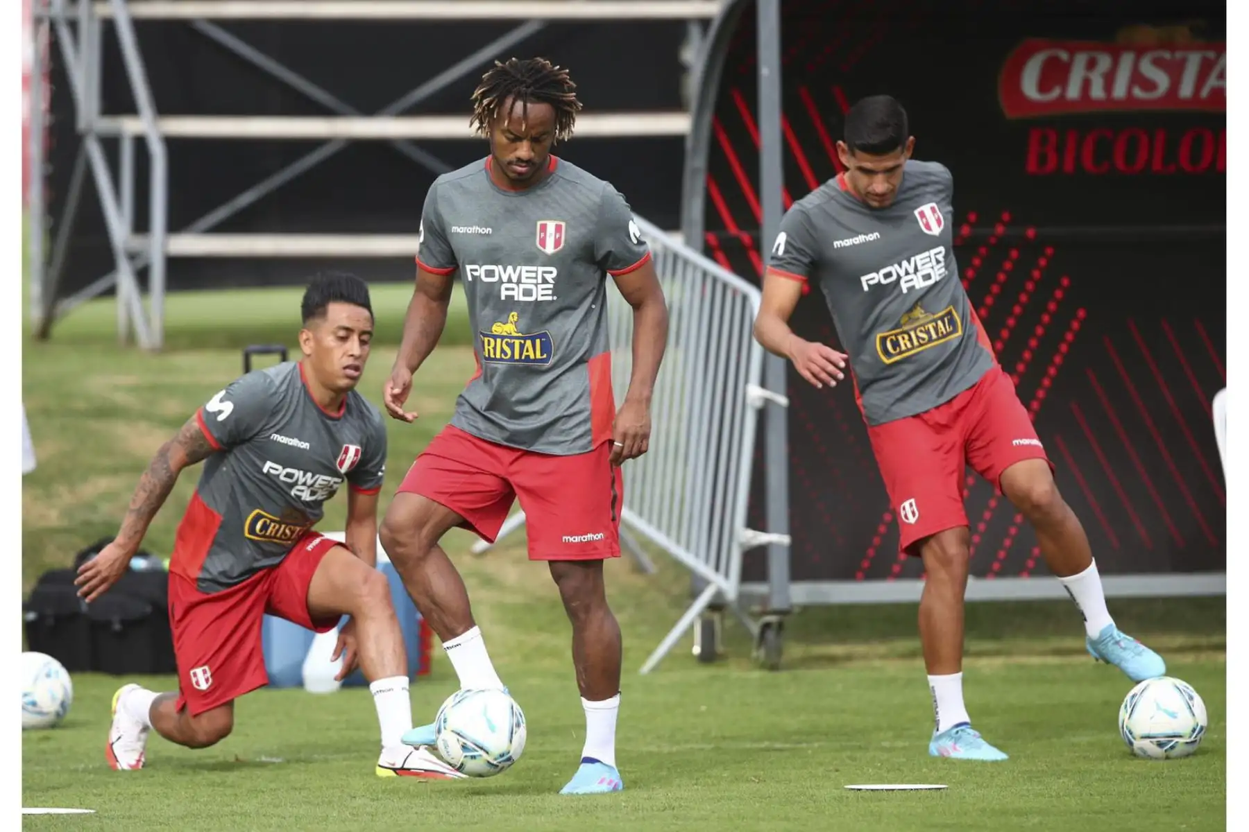 Selección peruana de fútbol inició sus entrenamientos en la Videna con miras a la última fecha doble de las Eliminatorias al Mundial de Qatar 2022. La blanquiroja se enfrentará el jueves 24 de marzo a la selección de Uruguay en el Estadio Centenario de Montevideo. Foto: FPF