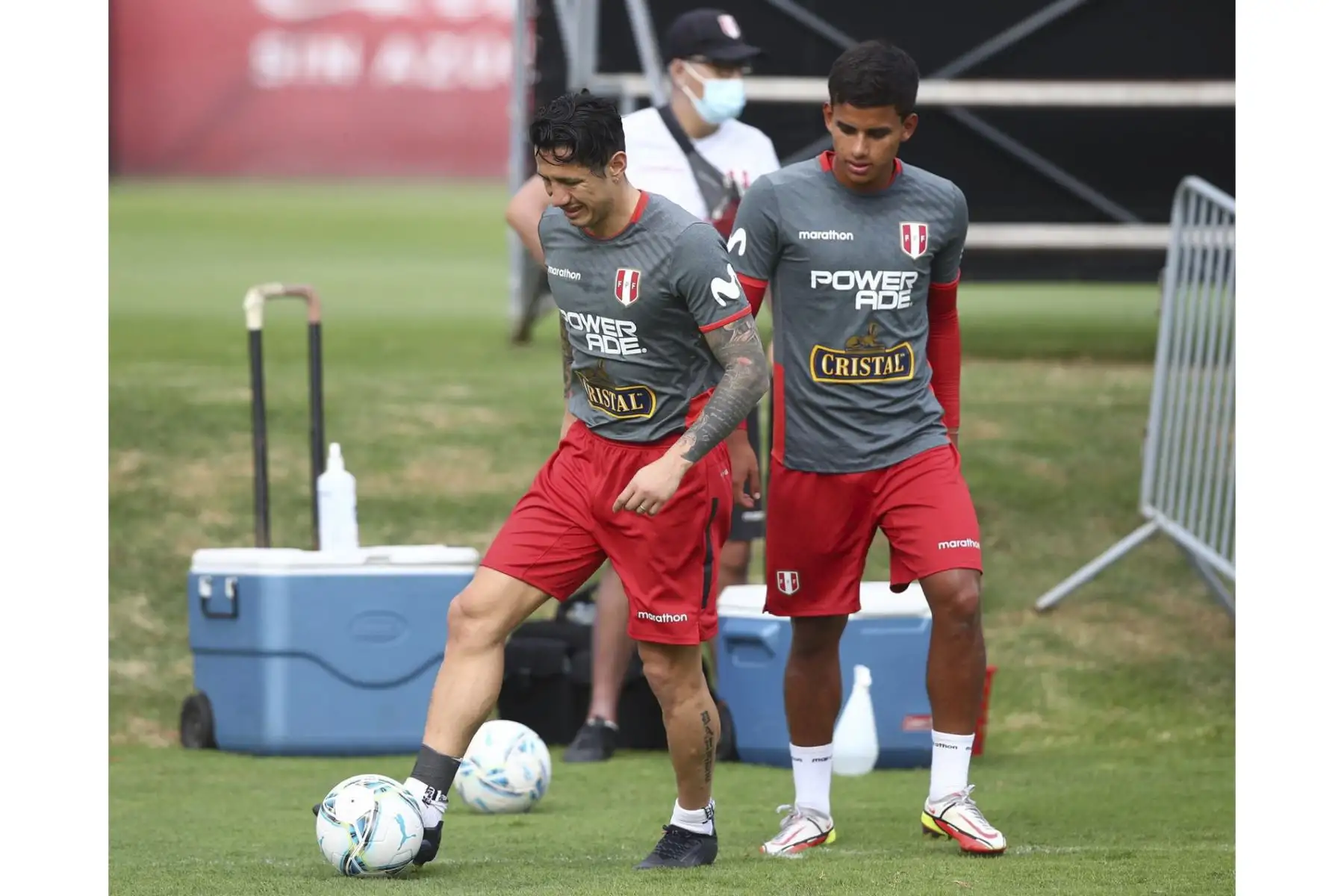 Selección peruana de fútbol inició sus entrenamientos en la Videna con miras a la última fecha doble de las Eliminatorias al Mundial de Qatar 2022. La blanquiroja se enfrentará el jueves 24 de marzo a la selección de Uruguay en el Estadio Centenario de Montevideo. Foto: FPF