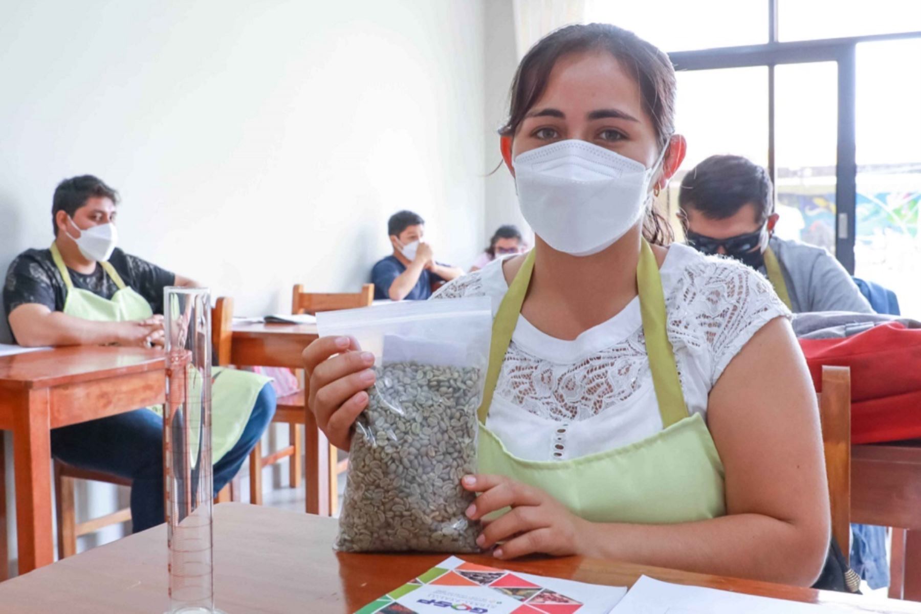 Inacal capacitó a personal de laboratorios de control de calidad de organizaciones productoras de café en San Martín. Foto: Cortesía.