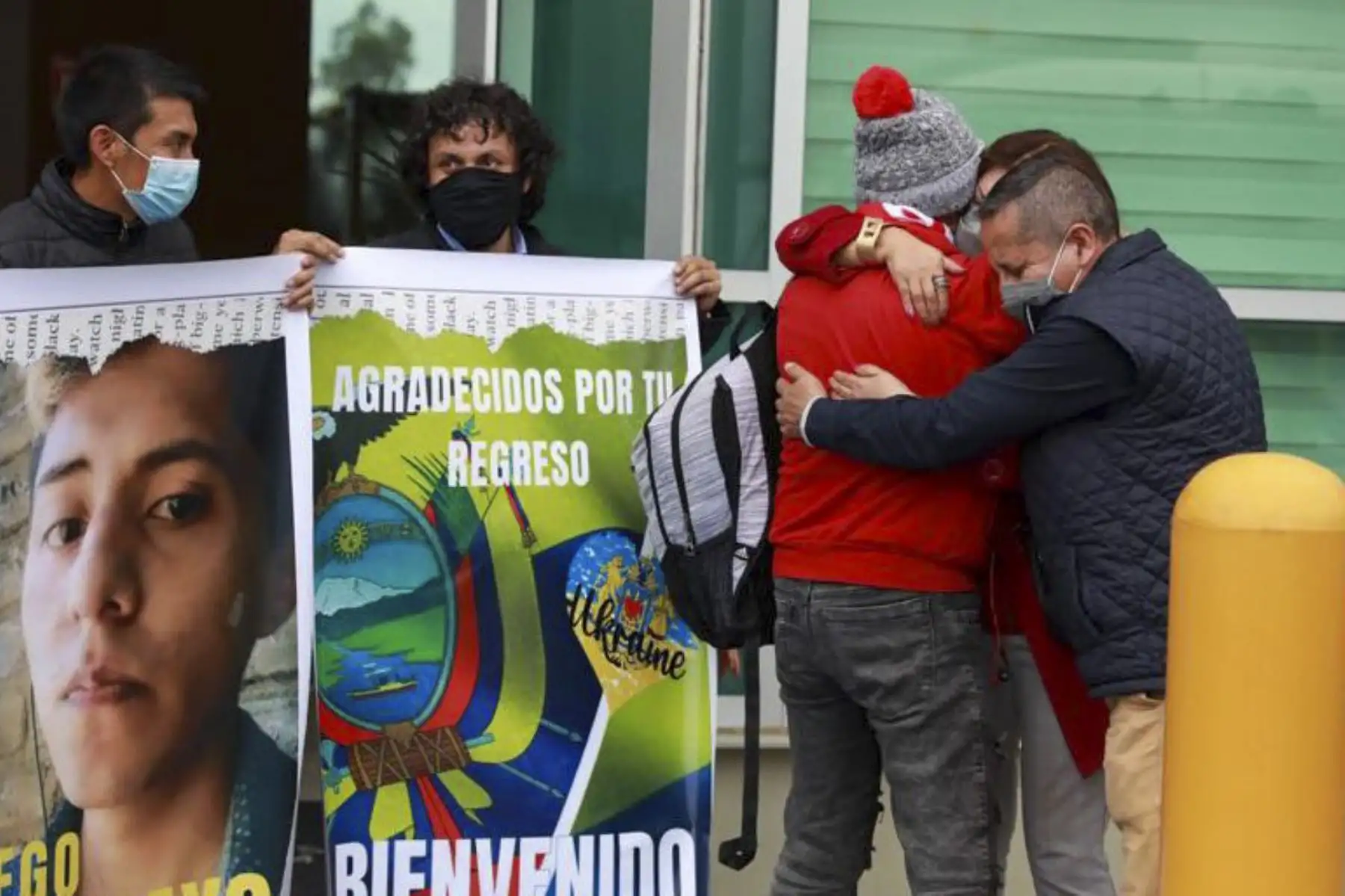 El joven estudiante ecuatoriano Diego Moncayo arribó al aeropuerto Mariscal Sucre de Quito. Foto: INTERNET/Medios
