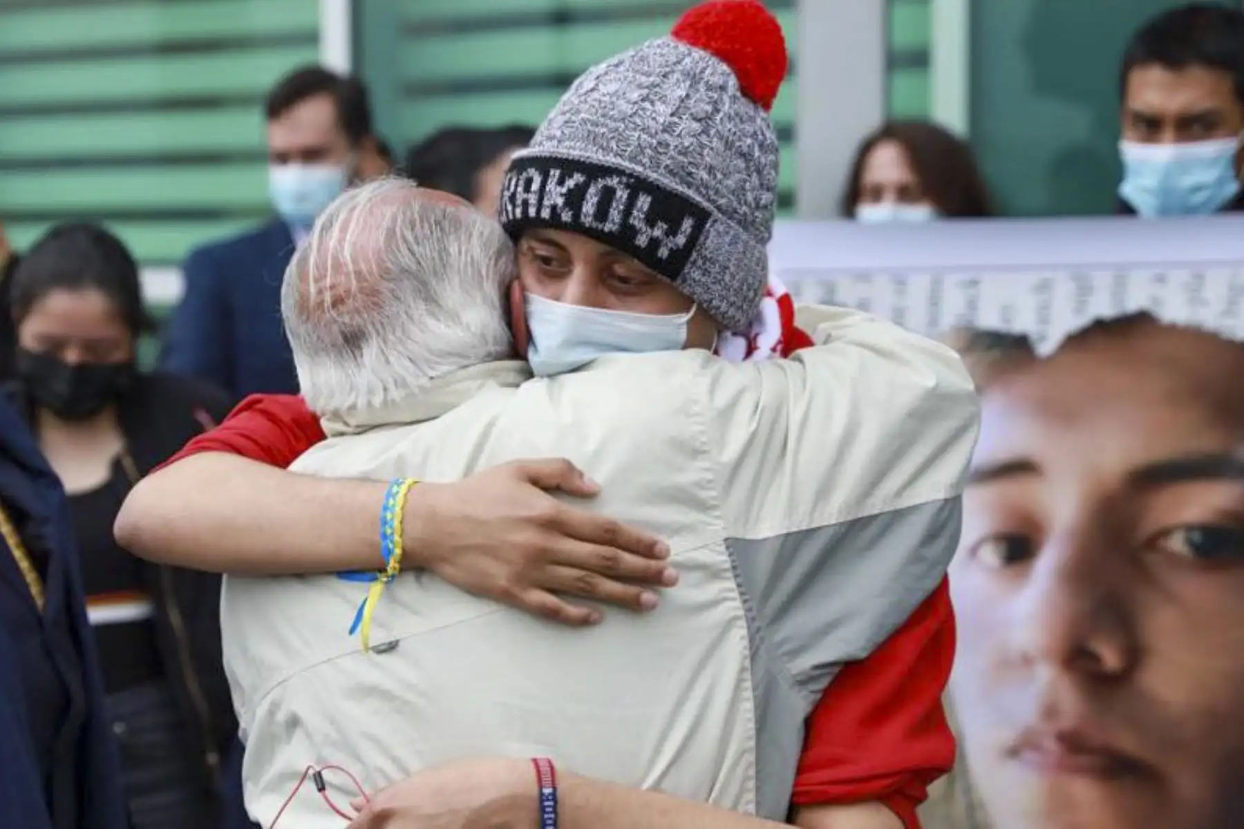 El joven estudiante ecuatoriano Diego Moncayo arribó al aeropuerto Mariscal Sucre de Quito. Foto: INTERNET/Medios