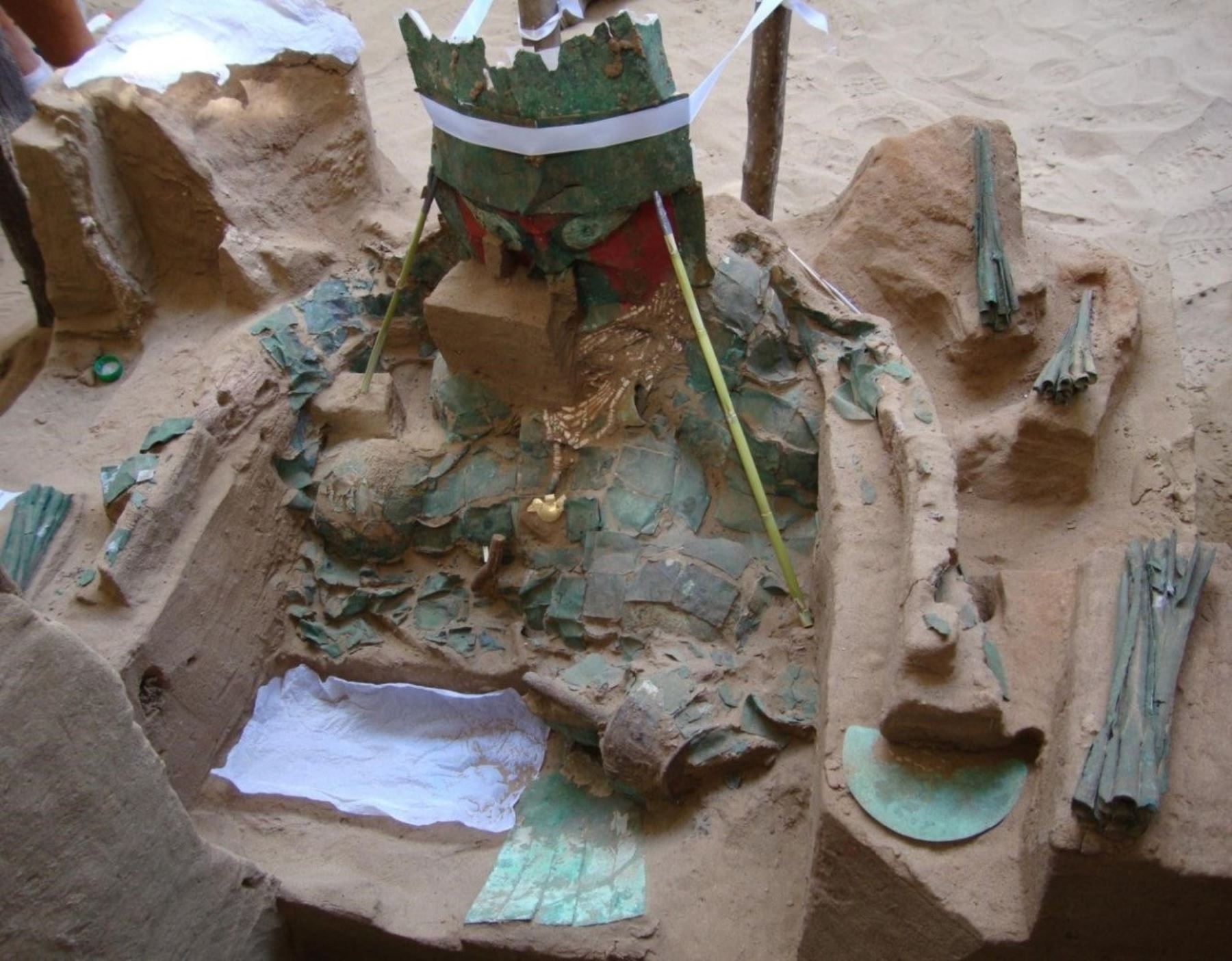 Investigadores del Museo Nacional de Sicán realizaron un importante hallazgo arqueológico en la huaca Las Ventanas, en Lambayeque, al descubrir un personaje que cumplió la función de cirujano en la cultura Sicán. ANDINA/Difusión