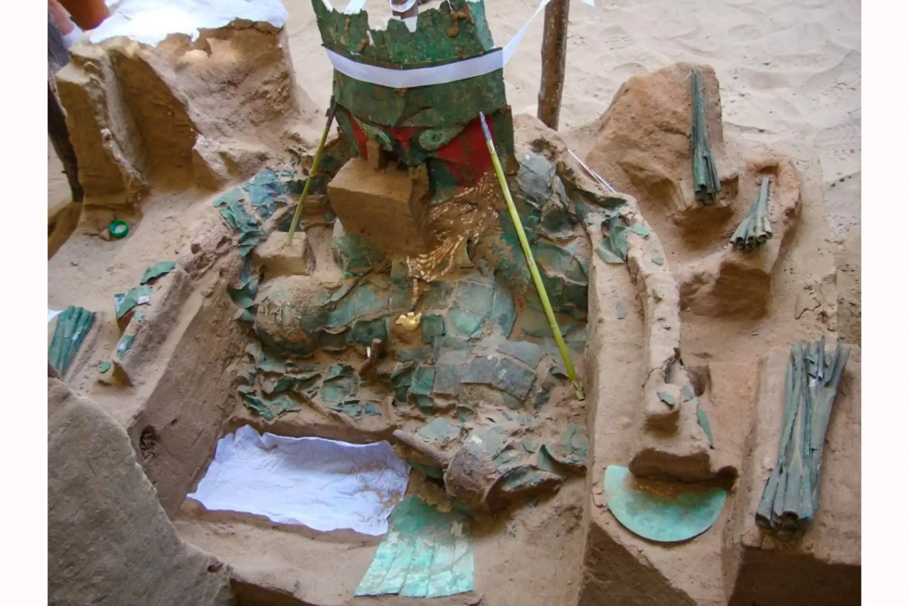Un personaje que cumplió la función de cirujano perteciente al periodo Sicán Medio ( 900- 1050 años D. C), fue hallado por especialistas del Museo Nacional Sicán en la necrópolis sur del Templo Mausoleo de la huaca Las Ventanas, en el Santuario Histórico Bosque de Pómac, provincia de Ferreñafe, región Lambayeque. Foto: Museo Nacional de Sicán