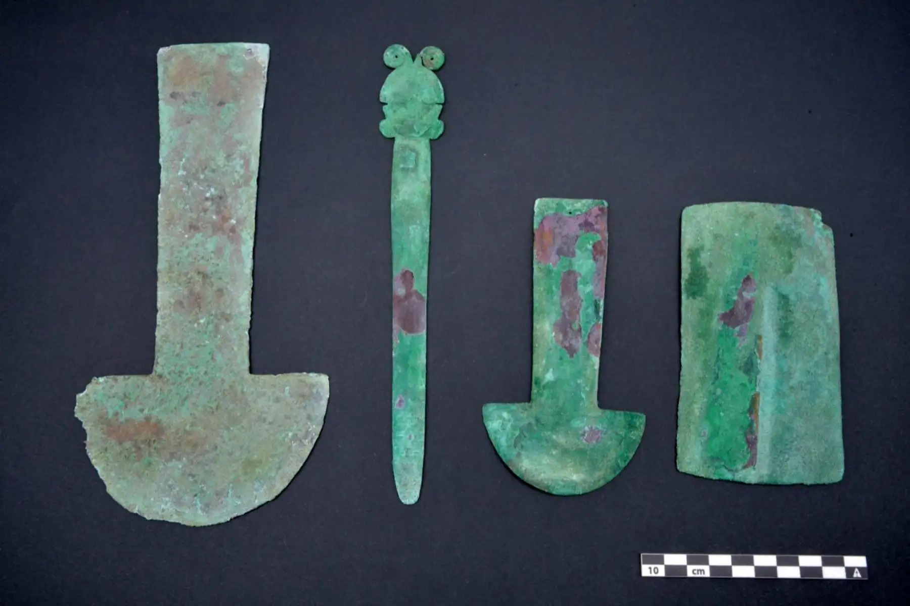 La plancheta de metal junto a un tumi similar al del Colegio Médico del Perú. “Este símbolo hace más de mil años era un elemento que estaba ligado a los instrumentos quirúrgicos. Al lado estaban dos huesos frontales, uno de un adulto y otro de un joven. Se trata de frontales humanos modificados y cuidadosamente cortados bajo un criterio de trepanación. Eso dedujo que fuera la evidencia que servirían como cuchillos especiales para cirugía”. Foto: Museo Nacional de Sicán