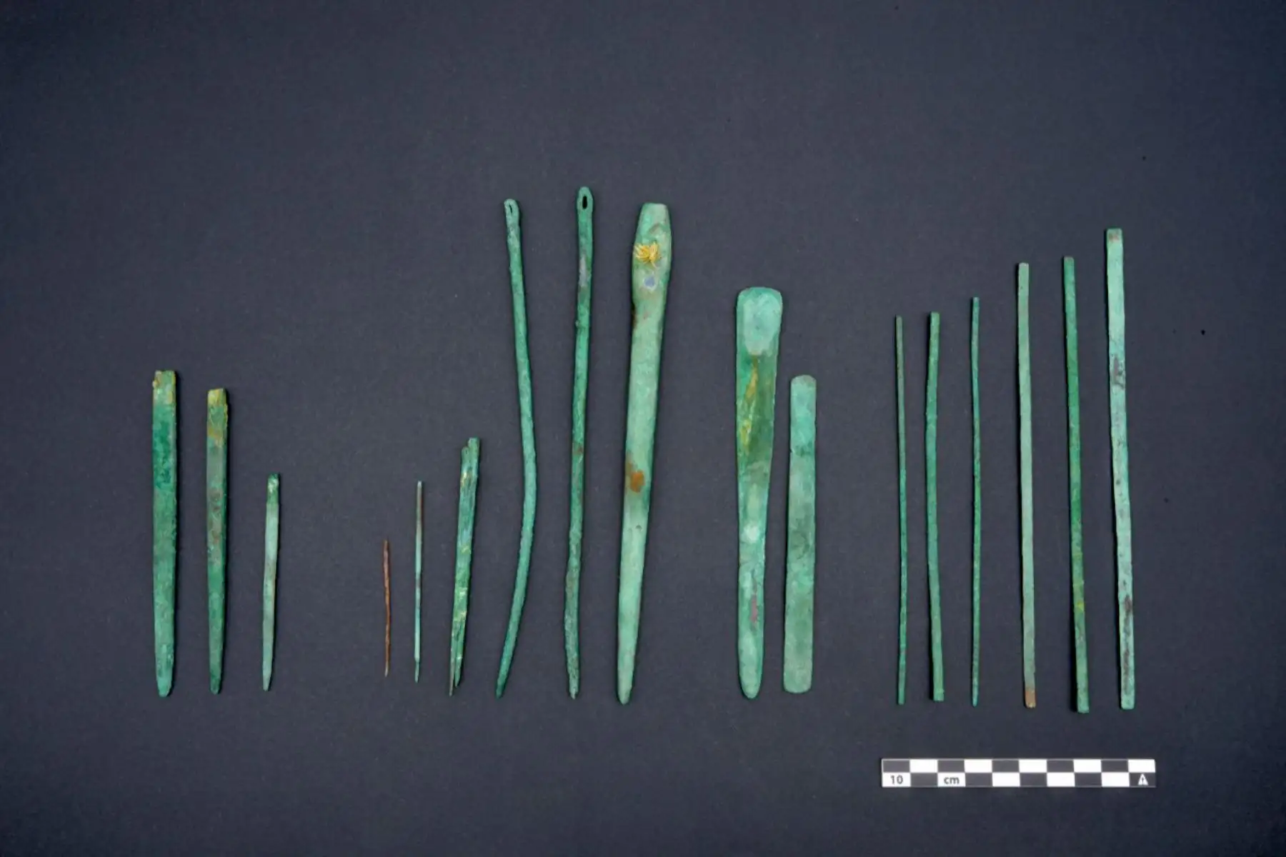 Estos hallazgos tienen un parecido con lo que se ha documentado en Paracas, con la diferencia que allá eran hechos con roca volcánica los filos cortantes de oxidiana y en el caso de Pómac (Lambayeque) era bronce-arsenical, es decir la aleación de cobre y el arsénico que fueron utilizados como instrumentos quirúrgicos. Foto: Museo Nacional de Sicán