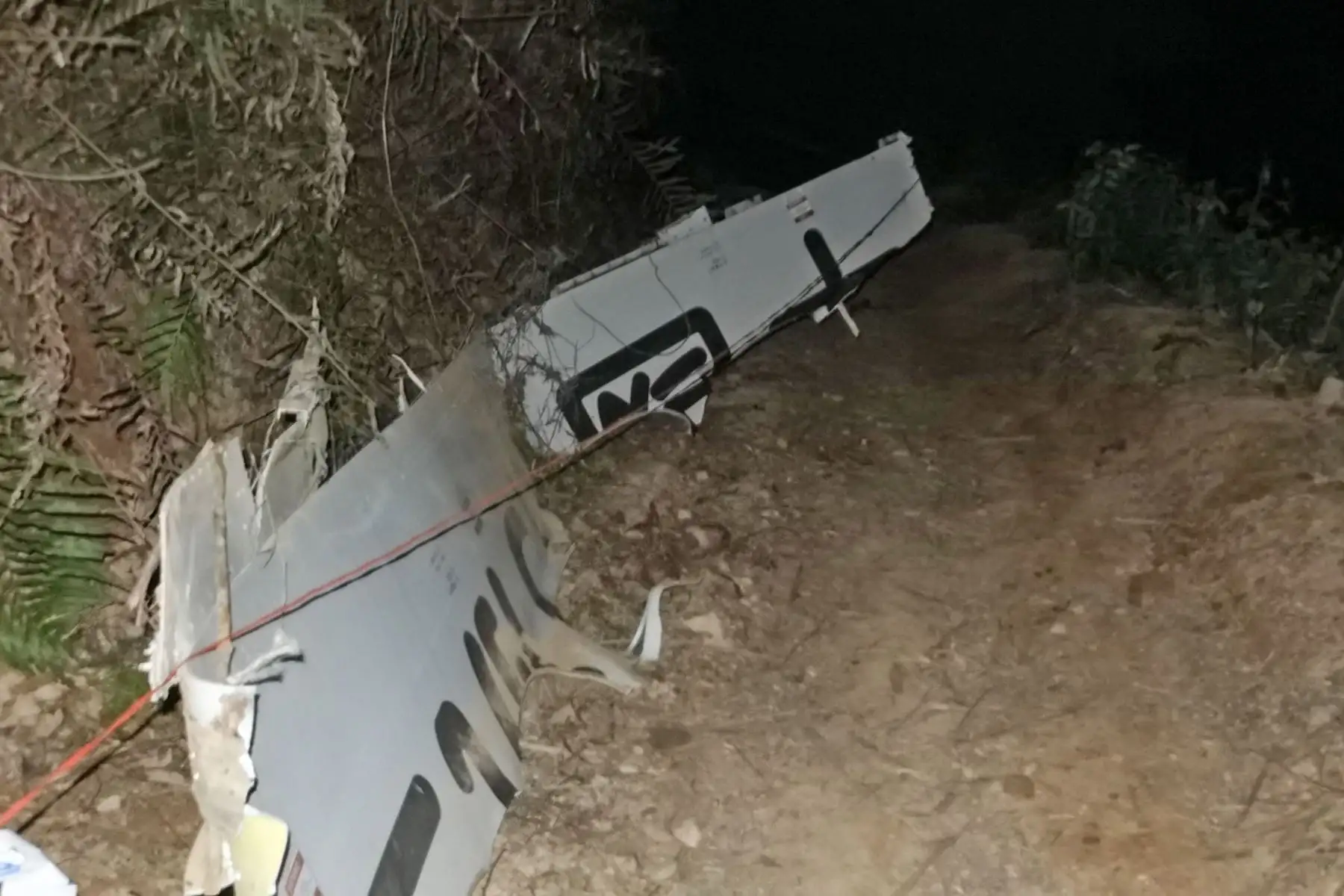 Restos de un avión de pasajeros de China Eastern que se estrelló contra la ladera de una montaña en el condado de Tengxian, ciudad de Wuzhou, en la región sureña de Guangxi en China. Foto: AFP