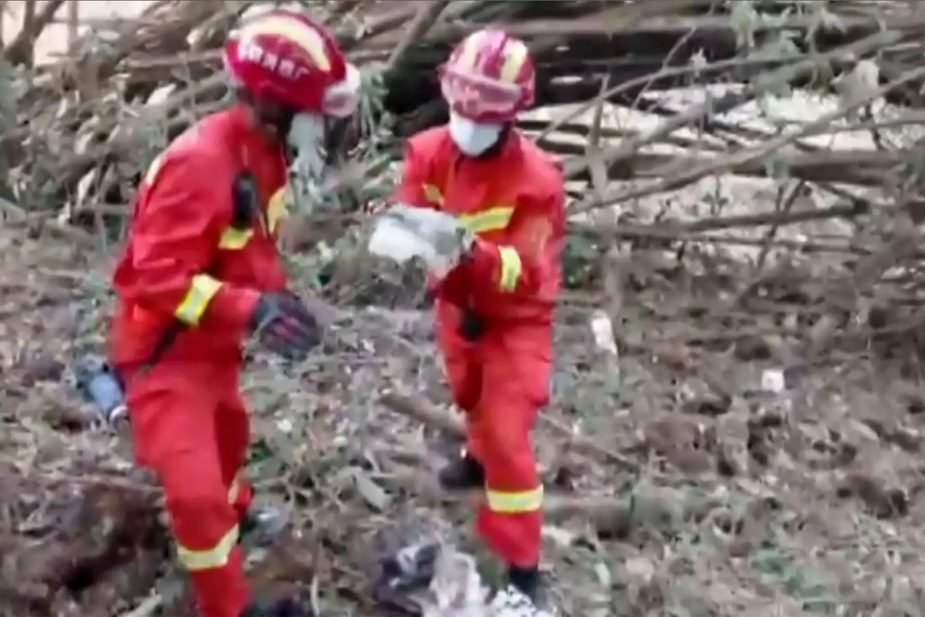 E$quipos de rescate buscan en el lugar donde un avión de pasajeros de China Eastern se estrelló contra la ladera de una montaña en el condado de Tengxian en la ciudad de Wuzhou, en la región sureña china de Guangxi. Foto: AFP