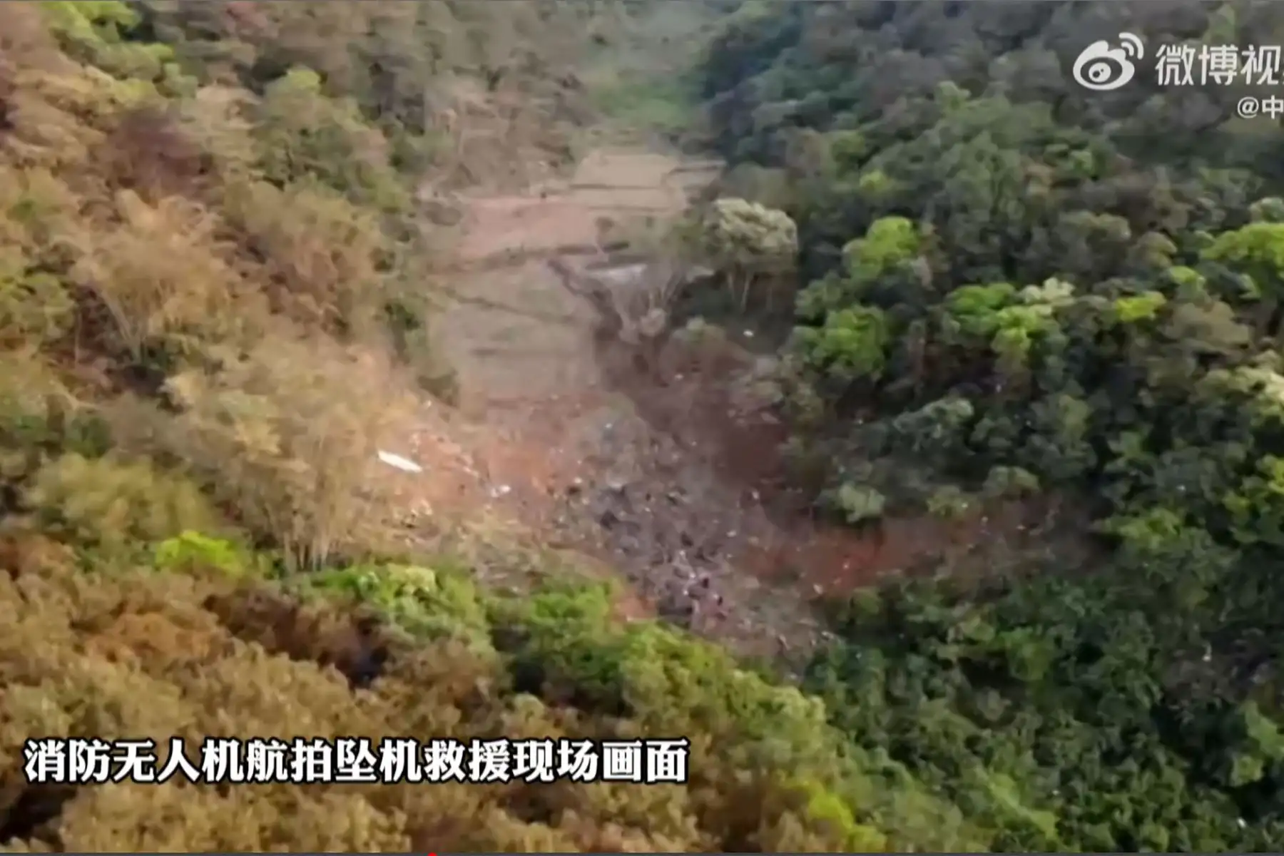 Imagen aérea del sitio donde un avión de pasajeros de China Eastern se estrelló contra la ladera de una montaña en el condado de Tengxian en la ciudad de Wuzhou en la región sureña de Guangxi en China. Foto: AFP