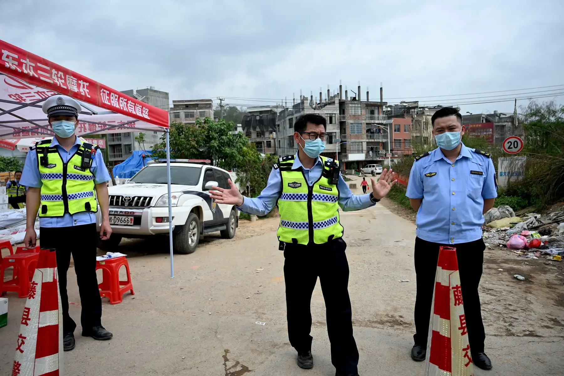 Policías vigilan un puesto de control en la aldea de Langnan, en Wuzhou, cerca de donde se estrelló el vuelo MU5375 de China Eastern. Foto: AFP