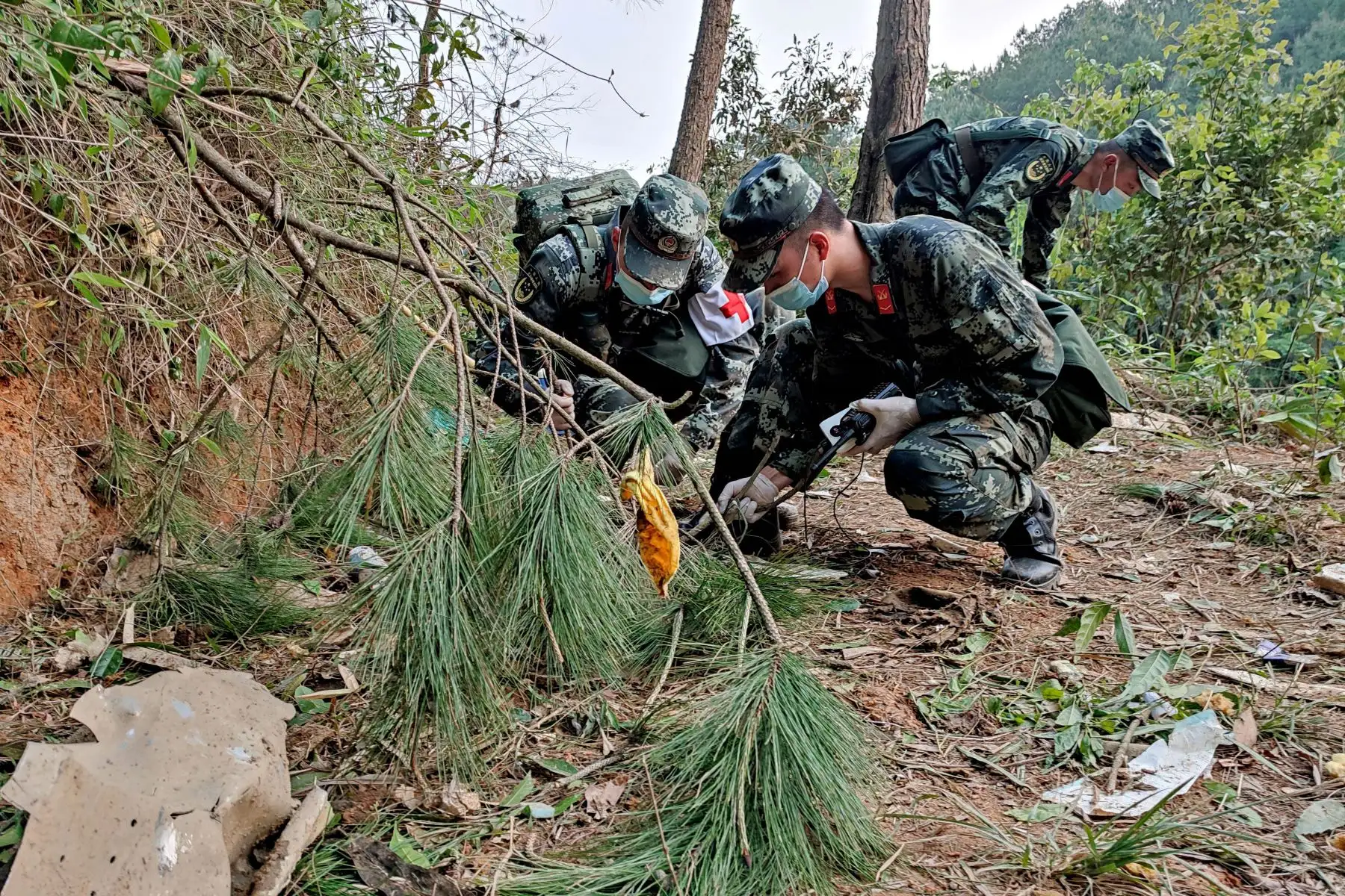 Policías realizan una búsqueda en el lugar donde se estrelló el avión de China Eastern Airlines en el condado de Tengxian, ciudad de Wuzhou, en la región sureña china de Guangxi. Foto: AFP
