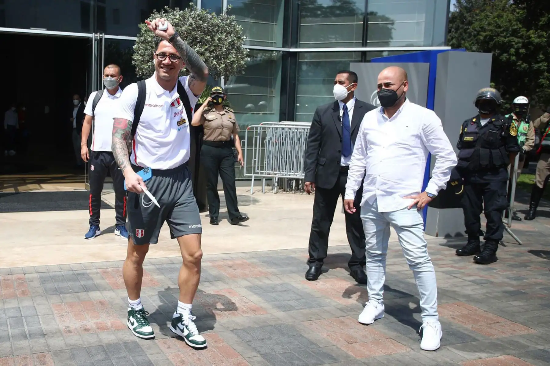 Integrantes de la Selección Peruana se dirigen  hacia el Aeropuerto Internacional Jorge Chávez, con rumbo a Uruguay por la jornada 17 de las eliminatorias  Mundial Catar 2022. En la imagen Gianluca Lapadula.
Foto: Selección Peruana