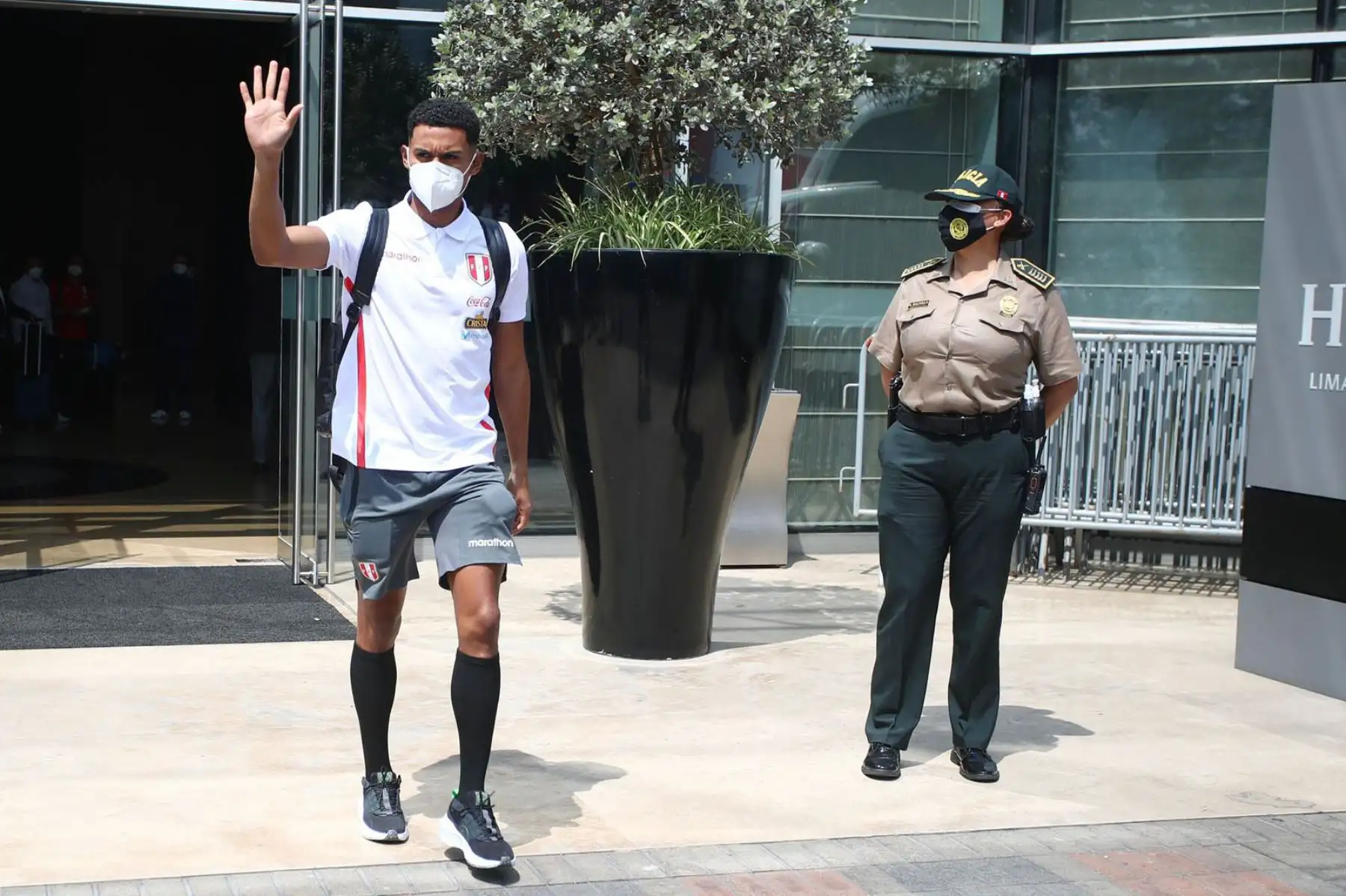 Integrantes de la Selección Peruana se dirigen  hacia el Aeropuerto Internacional Jorge Chávez, con rumbo a Uruguay por la jornada 17 de las eliminatorias  Mundial Catar 2022.
Foto: Selección Peruana