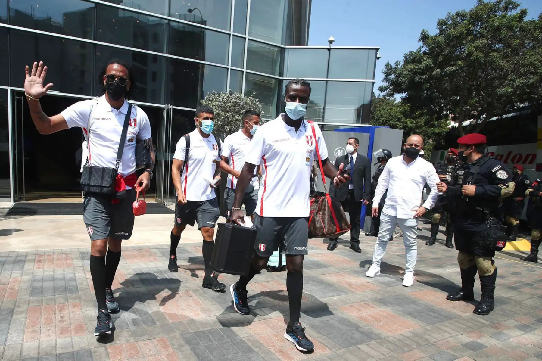 Integrantes de la Selección Peruana se dirigen  hacia el Aeropuerto Internacional Jorge Chávez, con rumbo a Uruguay por la jornada 17 de las eliminatorias  Mundial Catar 2022. En la imagen Christian Ramos.
Foto: Selección Peruana