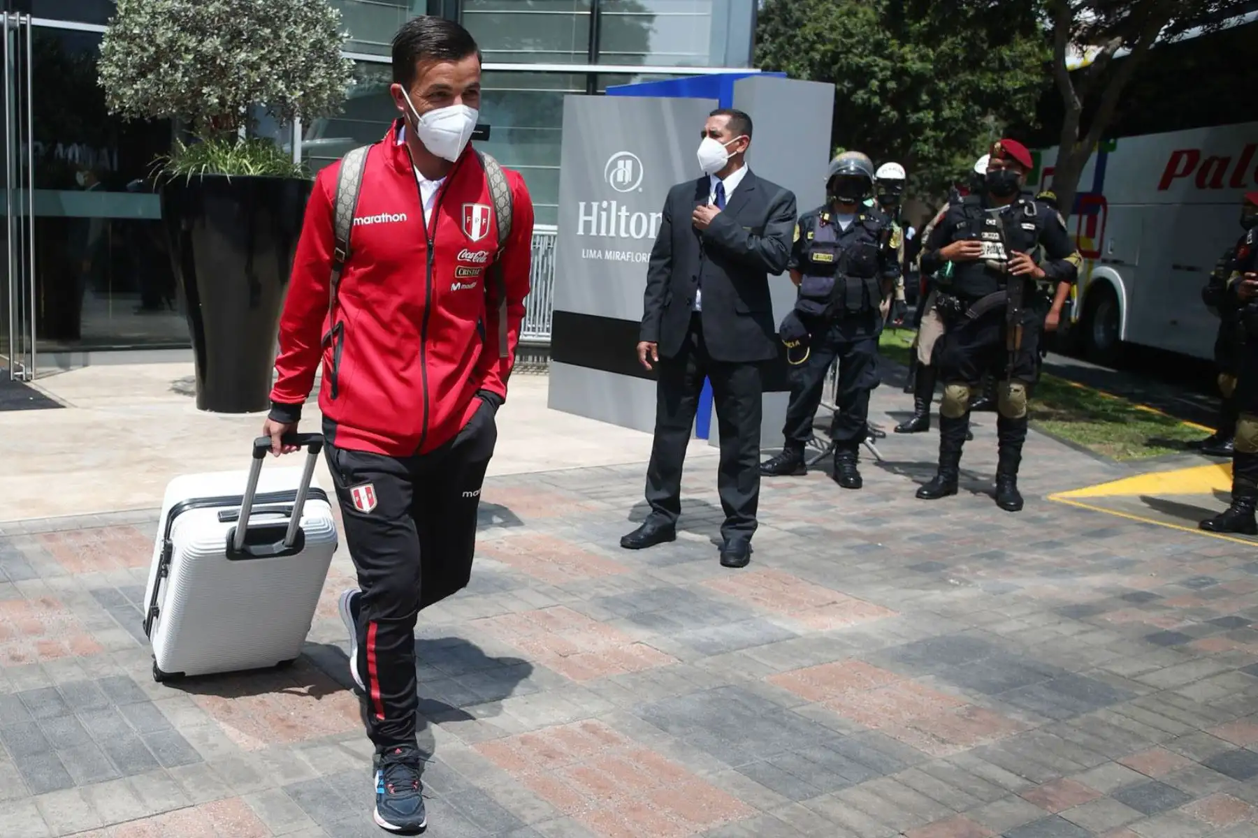 Integrantes de la Selección Peruana se dirigen  hacia el Aeropuerto Internacional Jorge Chávez, con rumbo a Uruguay por la jornada 17 de las eliminatorias  Mundial Catar 2022.
Foto: Selección Peruana