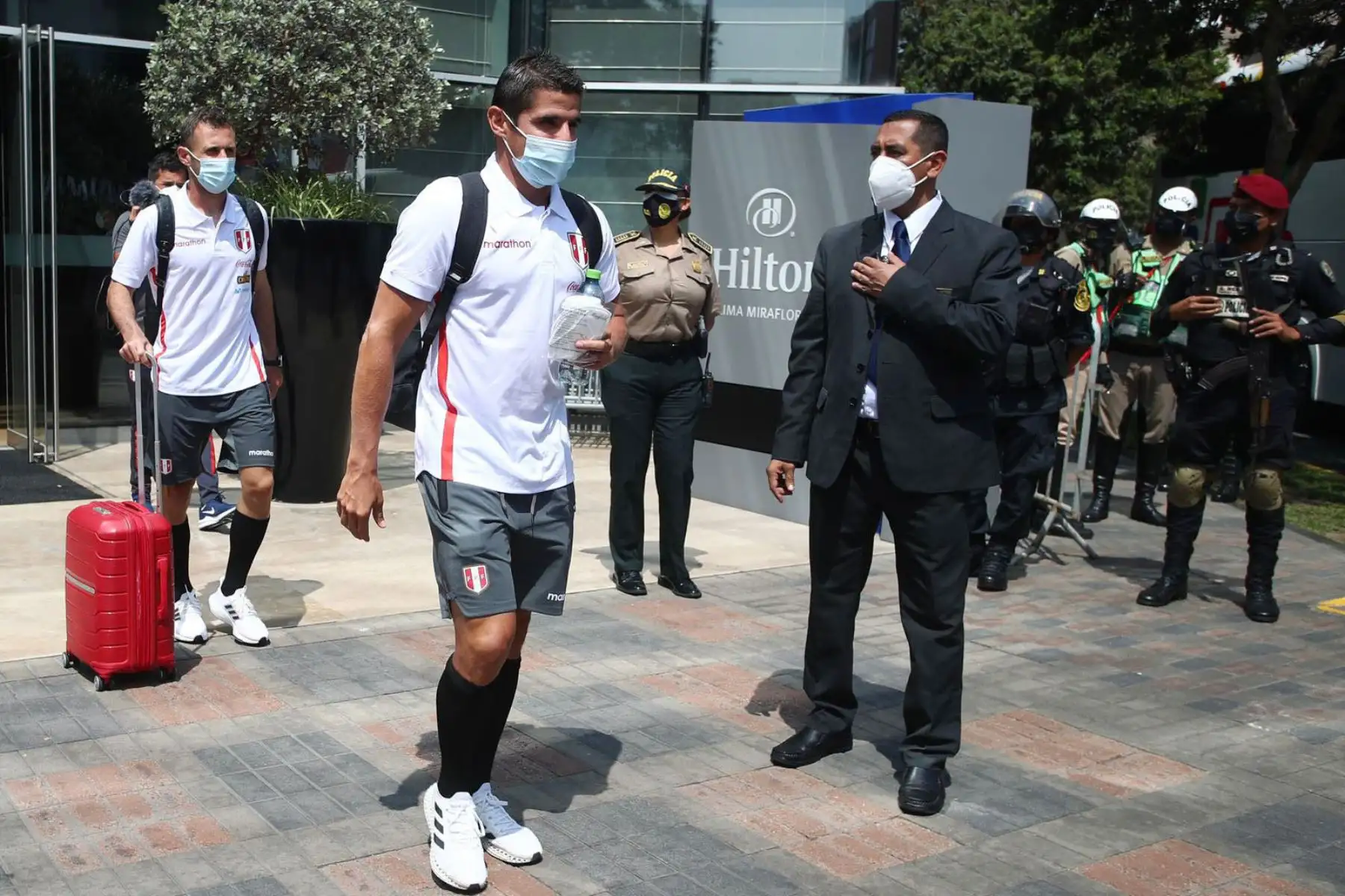 Integrantes de la Selección Peruana se dirigen  hacia el Aeropuerto Internacional Jorge Chávez, con rumbo a Uruguay por la jornada 17 de las eliminatorias  Mundial Catar 2022. En la imagen Aldo Corzo.
Foto: Selección Peruana