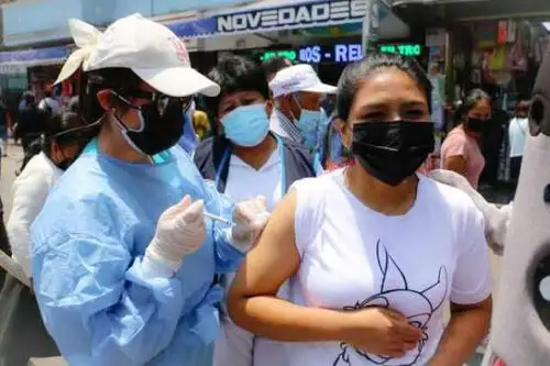 Durante el recorrido, el personal de salud motivó a la población a colocarse la tercera dosis contra el virus SARS-CoV-2. ANDINA/ Minsa