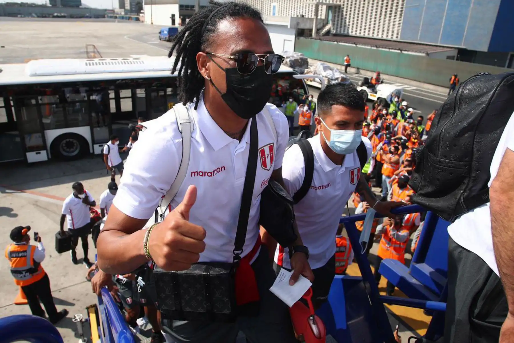 Integrantes de la Selección Peruana  rumbo a Uruguay por la jornada 17 de las eliminatorias  Mundial Catar 2022.
Foto: Selección Peruana