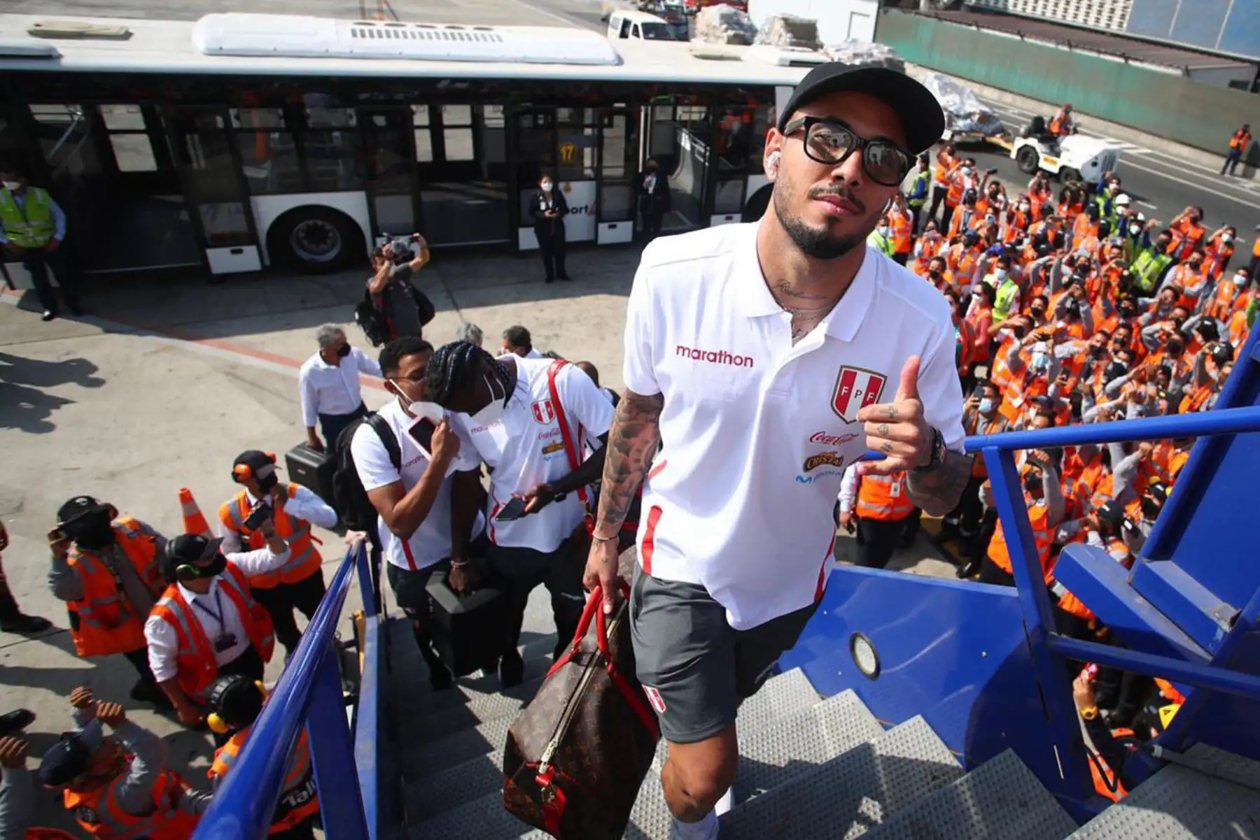 Integrantes de la Selección Peruana  rumbo a Uruguay por la jornada 17 de las eliminatorias  Mundial Catar 2022.
Foto: Selección Peruana