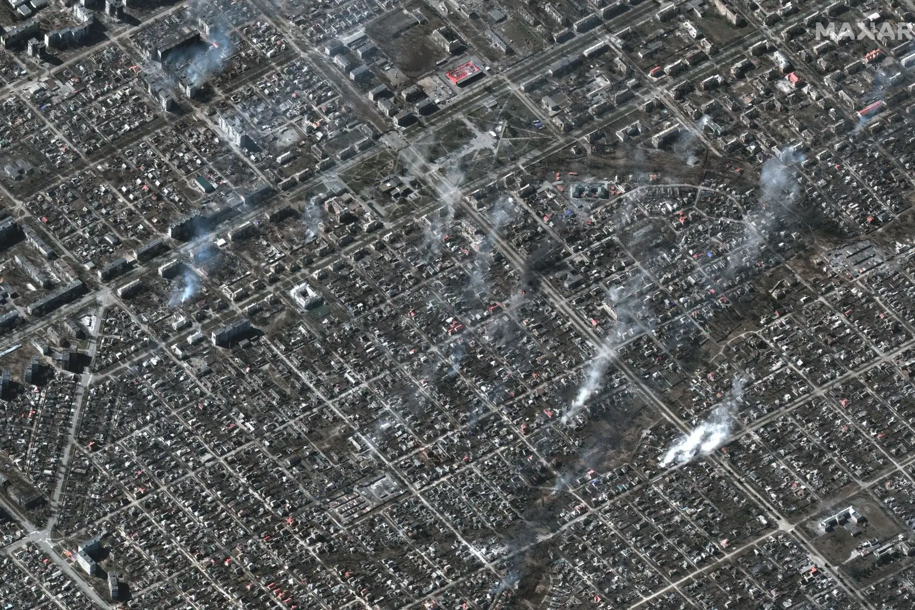 Incendios en una zona residencial del distrito de Livoberezhnyi, Mariupol, Ucrania. Foto: EFE