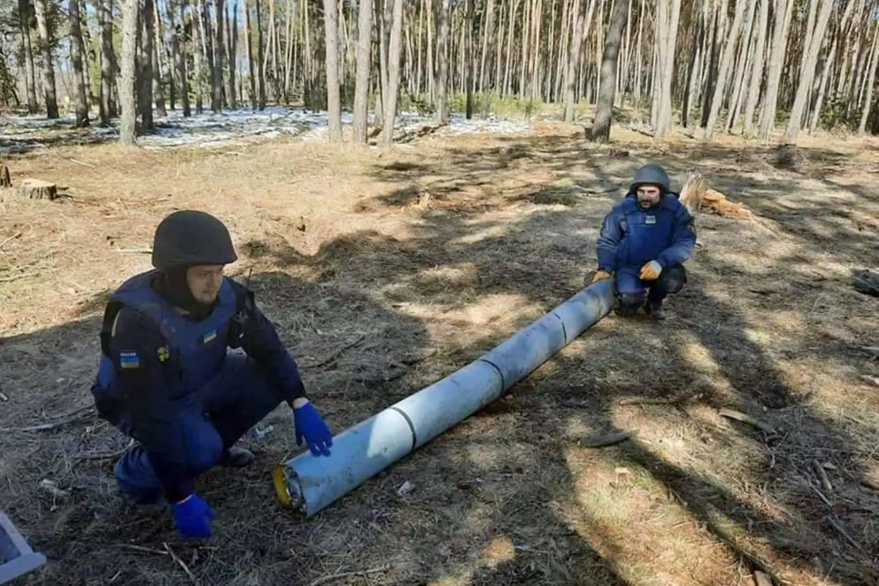 Servicio de Emergencia del Estado de Ucrania muestra a los rescatistas desechando municiones de artillería y cohetes en Kharkiv. Foto: AFP