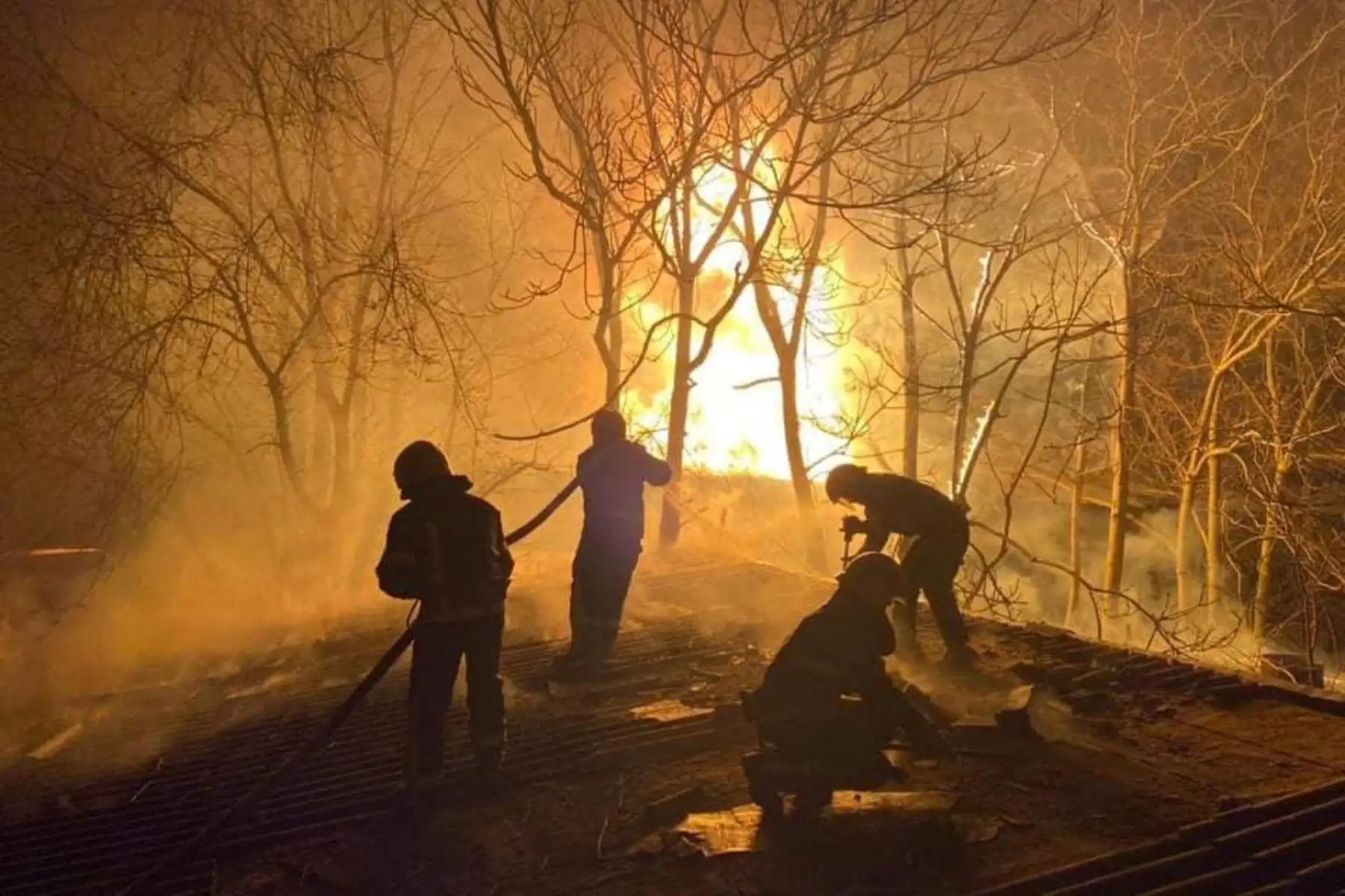 Bomberos apagan un incendio después del bombardeo ruso en un almacén en Mykolaiv. Foto: AFP