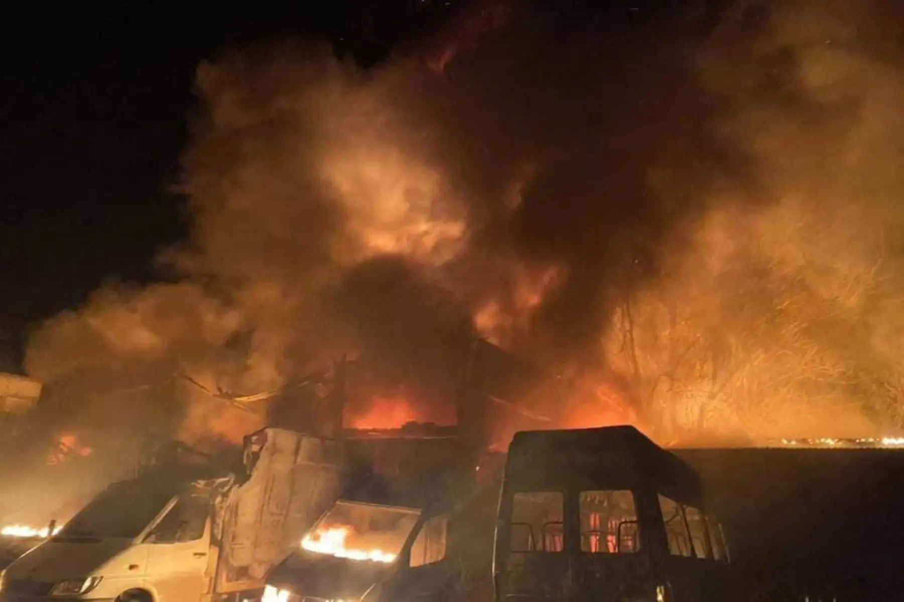 Bomberos apagan un incendio después del bombardeo ruso en un almacén en Mykolaiv. Foto: AFP
