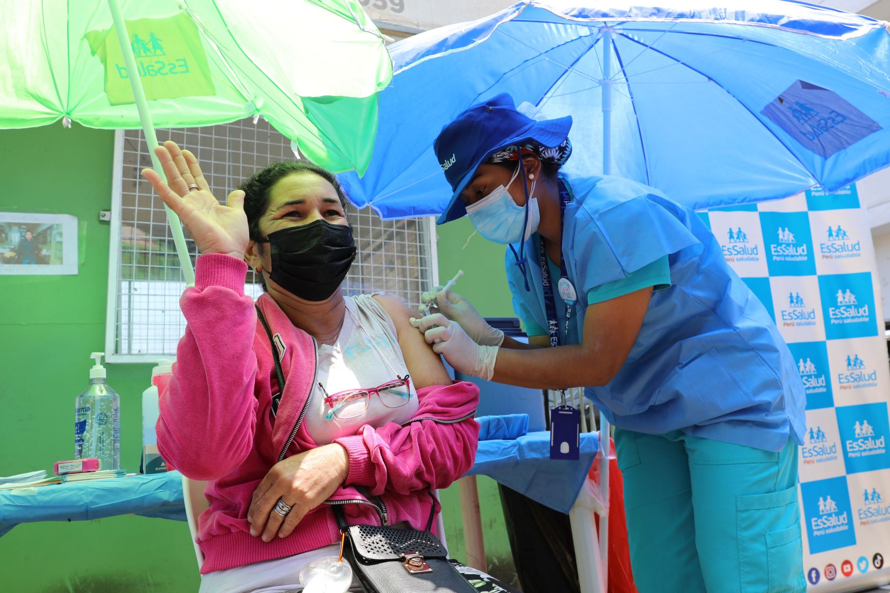 EsSalud realiza campaña de vacunación contra el covid-19 en diversos mercados de Lima y Callao. Foto: cortesía.