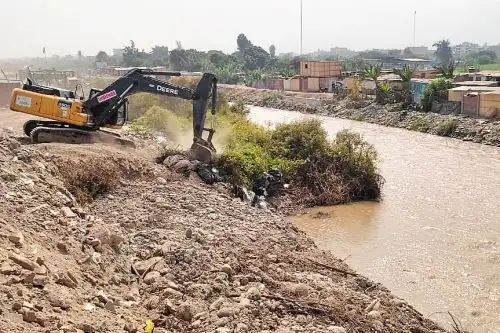 Maquinaria pesada del MVCS trabaja en la descolmatación y limpieza del río Chillón.