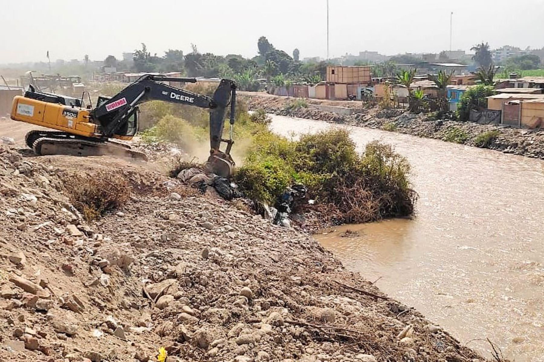 Maquinaria pesada del MVCS trabaja en la descolmatación y limpieza del río Chillón.