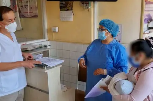 La salud debe llegar a tiempo, cuando la persona lo necesita, y esto solo es posible gracias al compromiso y amor al prójimo demostrado por el personal sanitario, a quienes agradecemos y reconocemos, señaló Boluarte en su mensaje por Fiestas Patrias. Foto: AFP