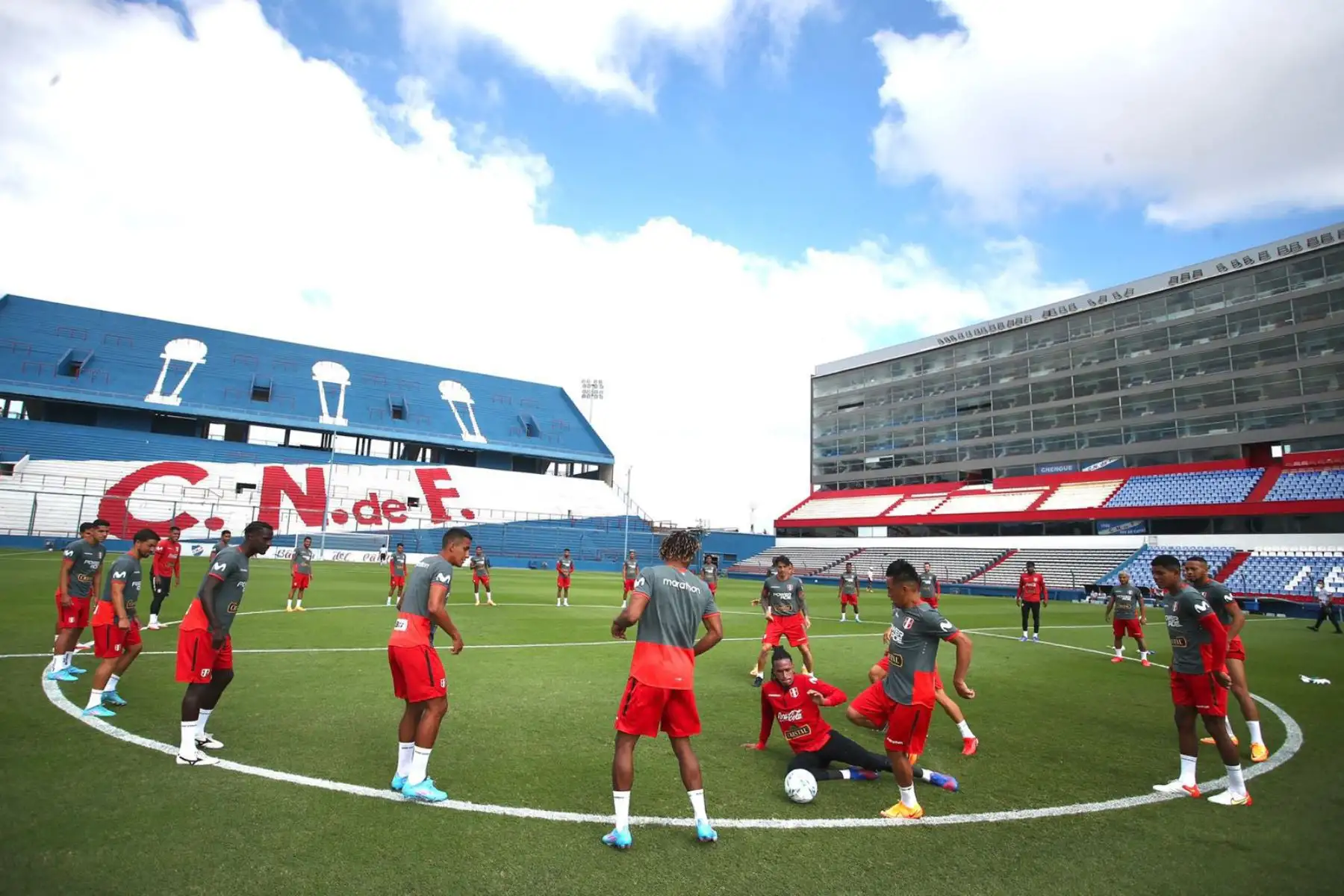 La selección peruana realiza su última sesión de entrenamiento previo al partido con Uruguay, en el Estadio Gran Parque Central. Foto: FPF
