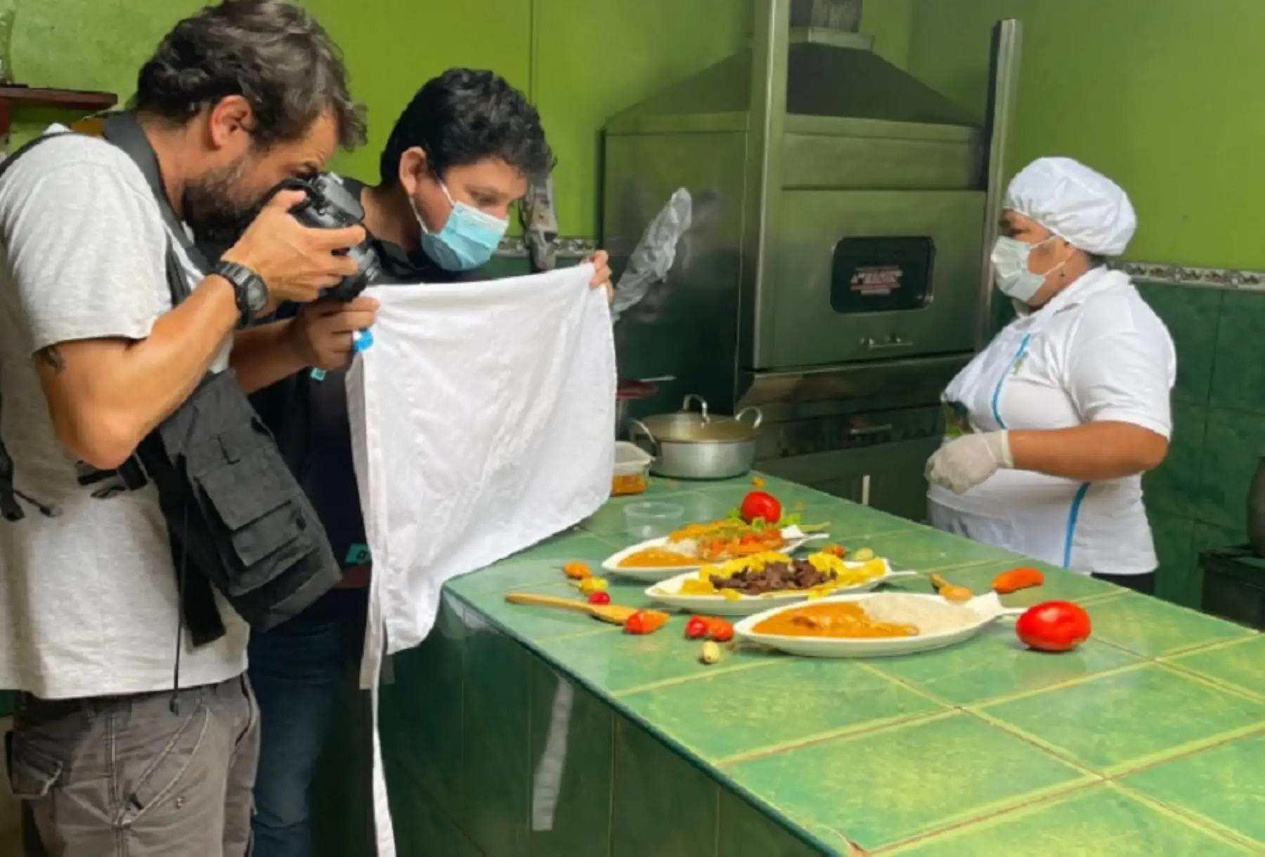 La gastronomía piurana estará próximamente en los ojos del mundo gracias a un documental que prepara el prestigioso medio de comunicación internacional National Geographic tras enviar recientemente un equipo periodístico para recorrer la “Ruta de las picanterías” y conocer in situ los secretos culinarios y los insumos que dan vida a potajes emblemáticos de la región del eterno verano.