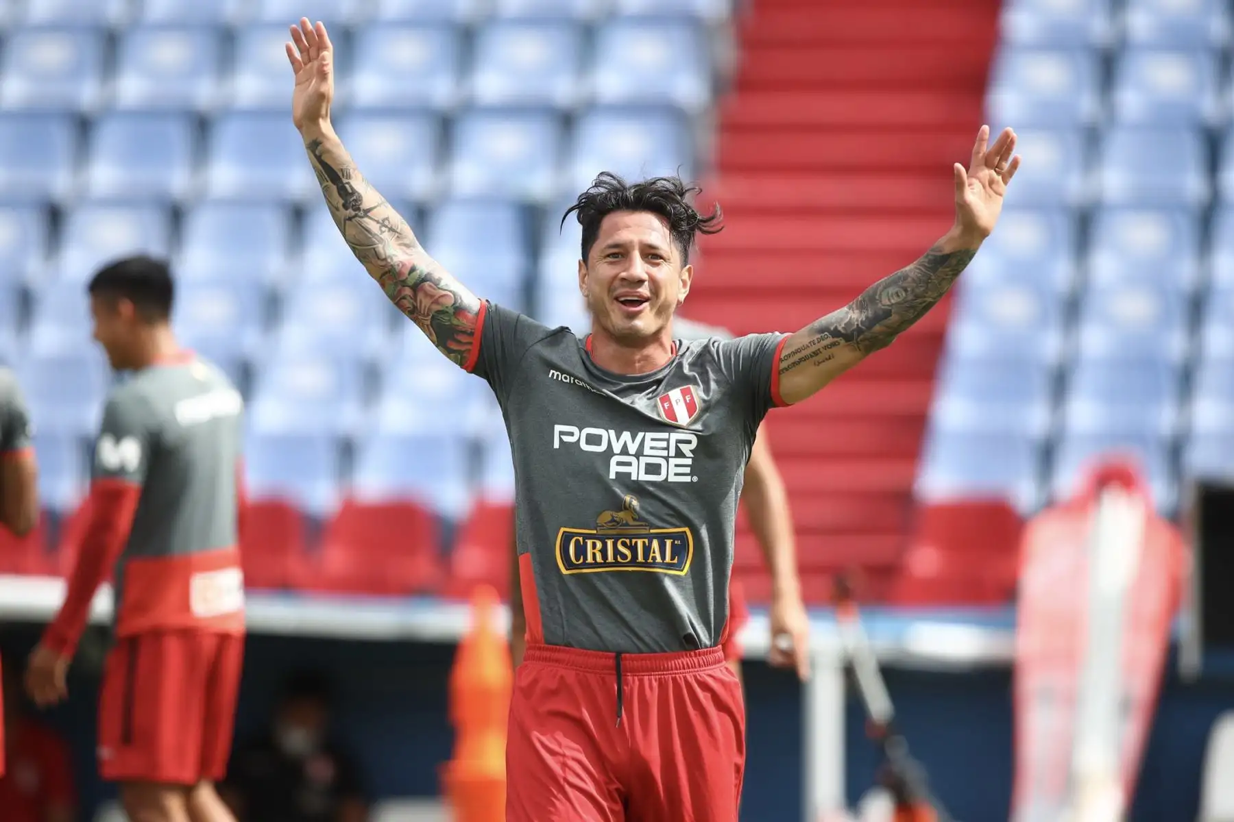La selección peruana realiza su última sesión de entrenamiento previo al partido con Uruguay, en el Estadio Gran Parque Central.Gianluca Lapadula Vargas. Foto: ANDINA/FPF