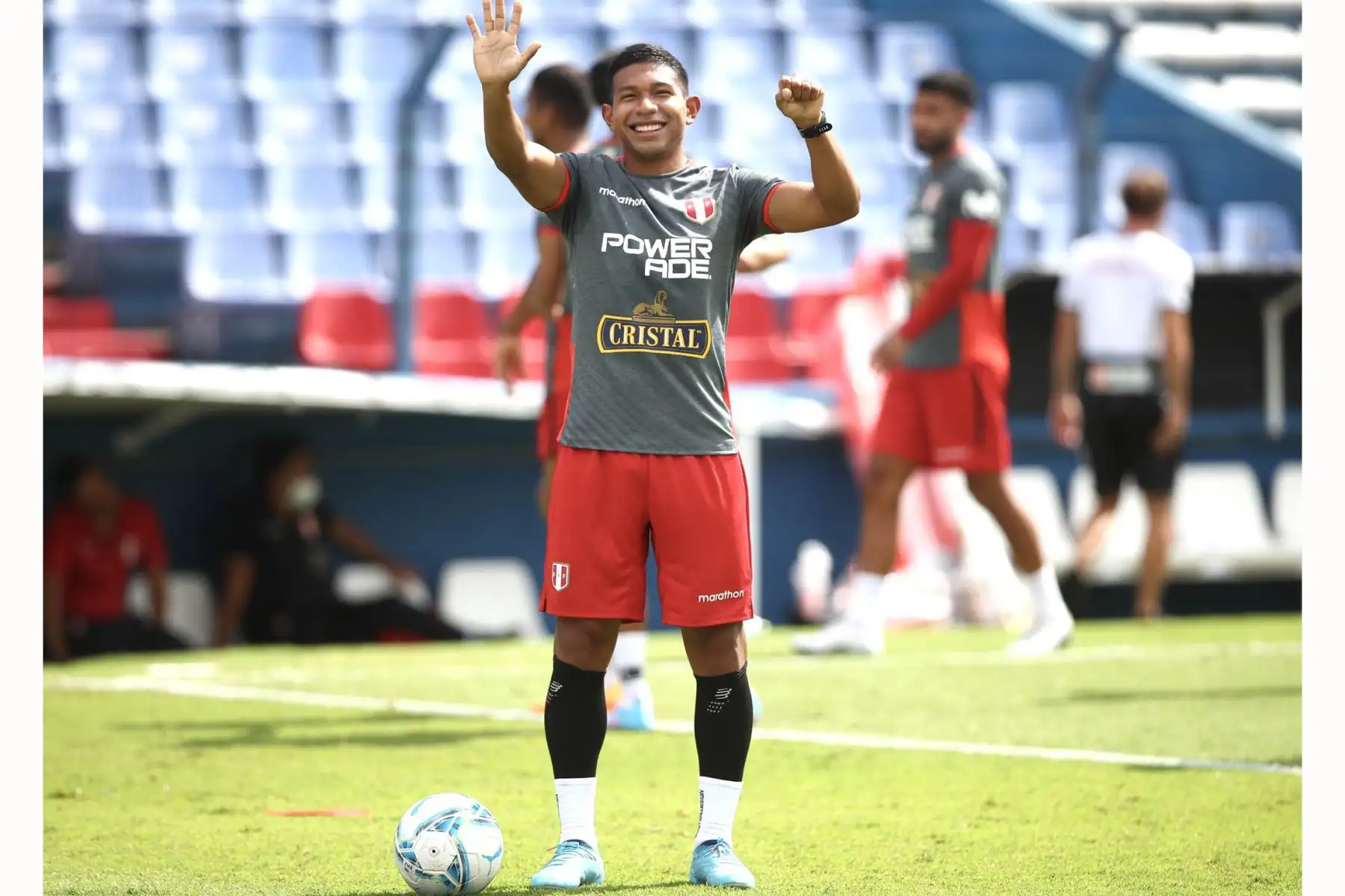 La selección peruana realiza su última sesión de entrenamiento previo al partido con Uruguay, en el Estadio Gran Parque Central.Edison Flores. Foto: ANDINA/FPF