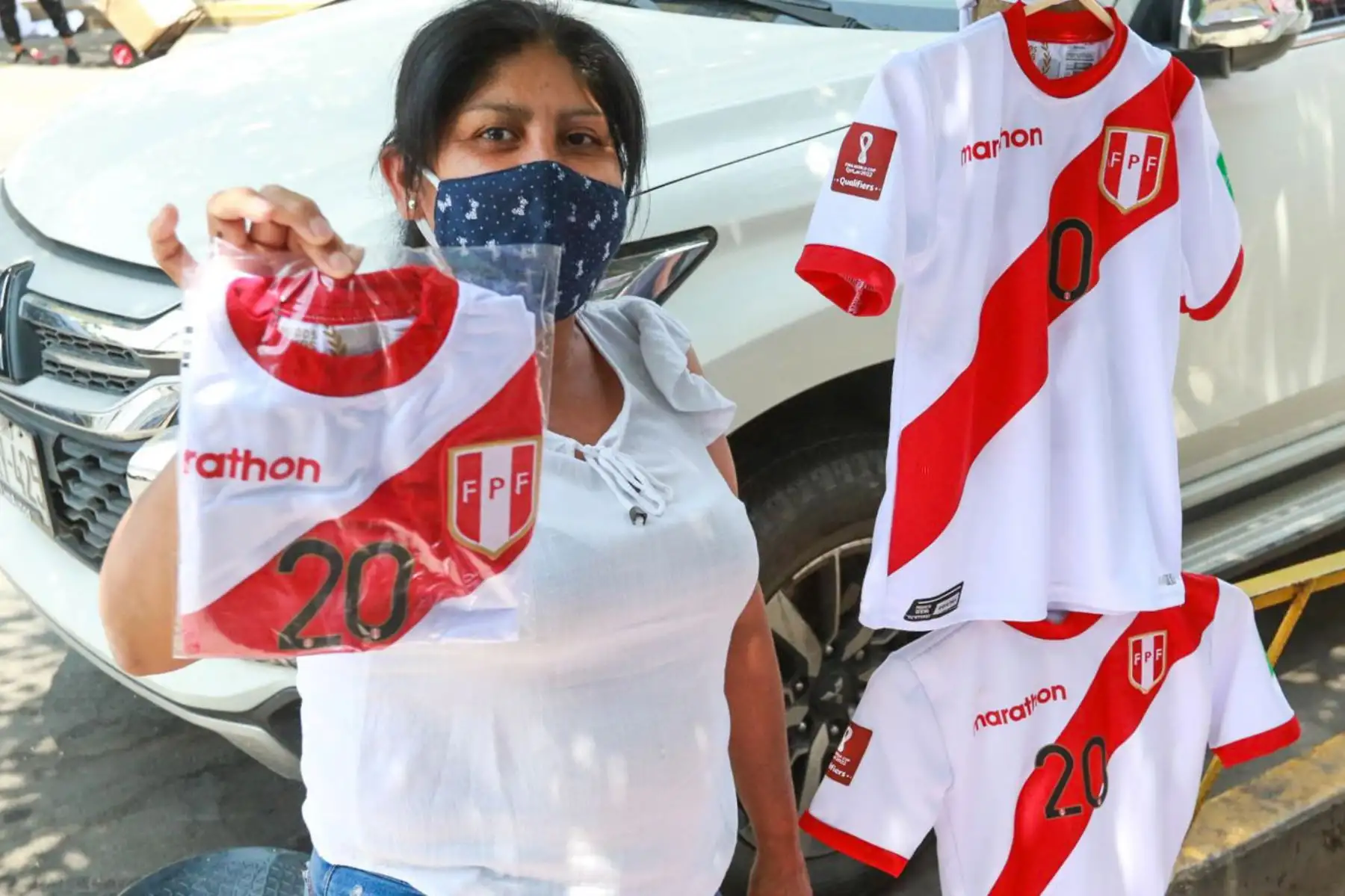 A medida que se acercan los decisivos encuentros de Perú contra Uruguay y Paraguay, por las eliminatorias sudamericanas para el Mundial Qatar 2022, los hinchas peruanos buscan comprar y vestir una camiseta blanquirroja. Foto: ANDINA/ Héctor Vinces