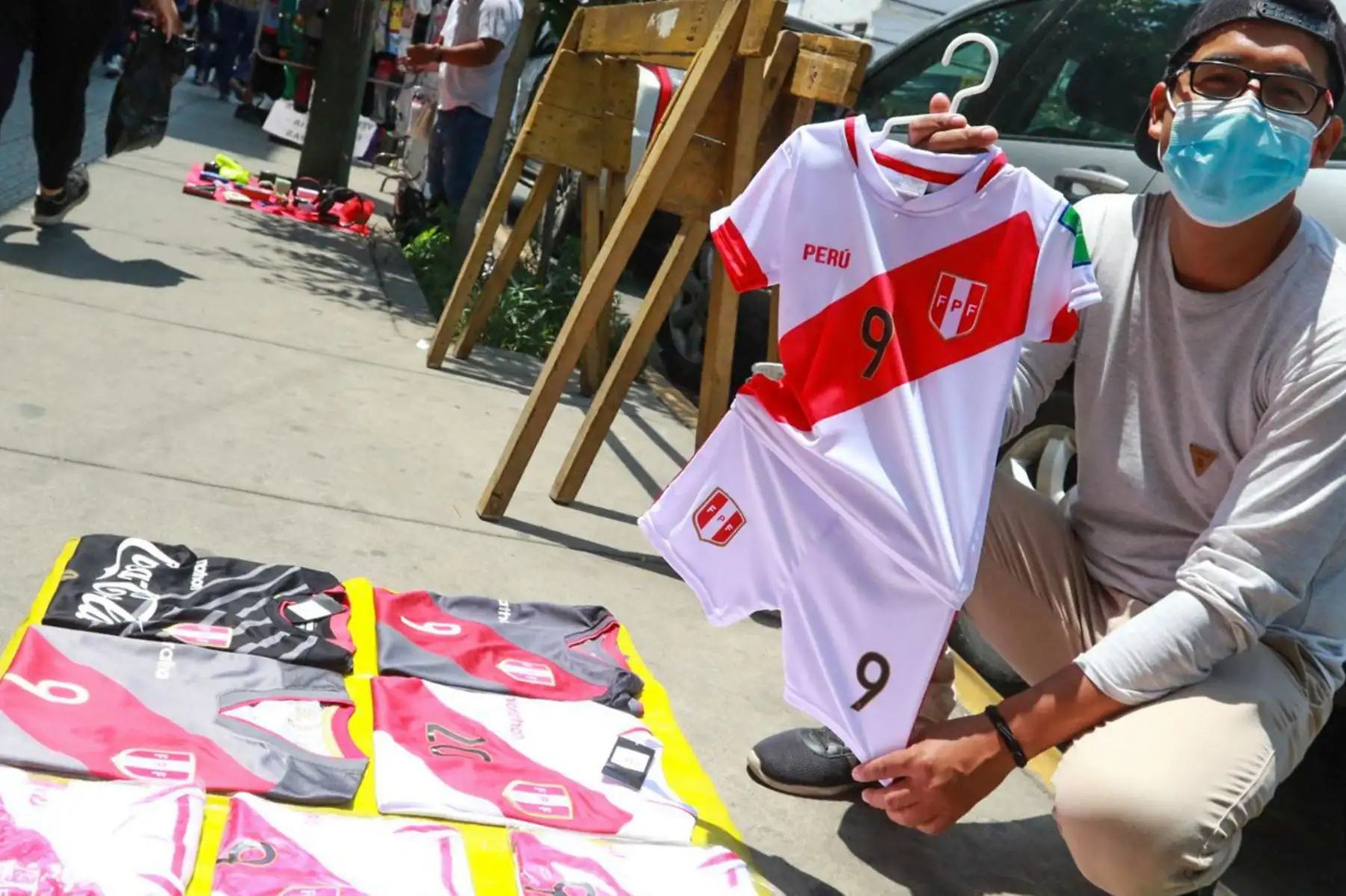 A medida que se acercan los decisivos encuentros de Perú contra Uruguay y Paraguay, por las eliminatorias sudamericanas para el Mundial Qatar 2022, los hinchas peruanos buscan comprar y vestir una camiseta blanquirroja. Foto: ANDINA/ Héctor Vinces