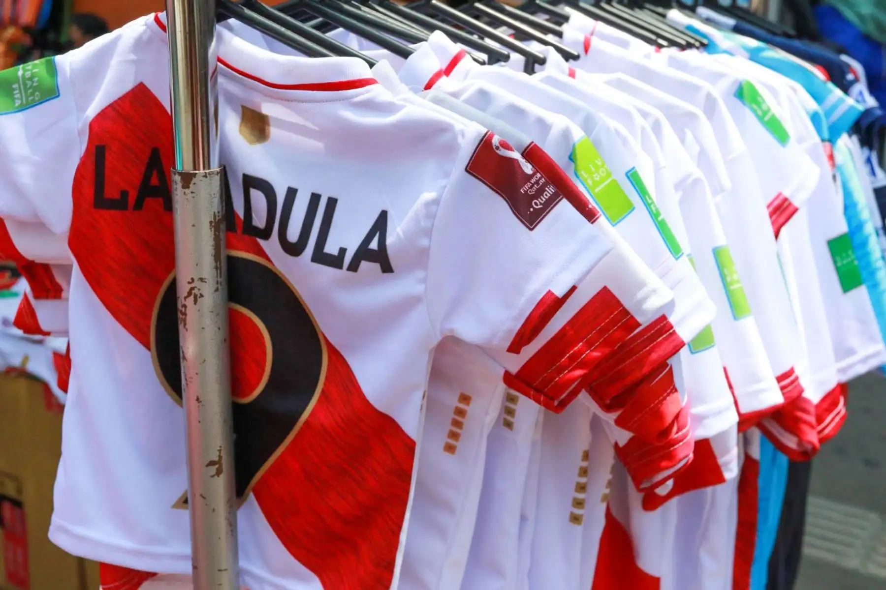 A medida que se acercan los decisivos encuentros de Perú contra Uruguay y Paraguay, por las eliminatorias sudamericanas para el Mundial Qatar 2022, los hinchas peruanos buscan comprar y vestir una camiseta blanquirroja. Foto: ANDINA/ Héctor Vinces