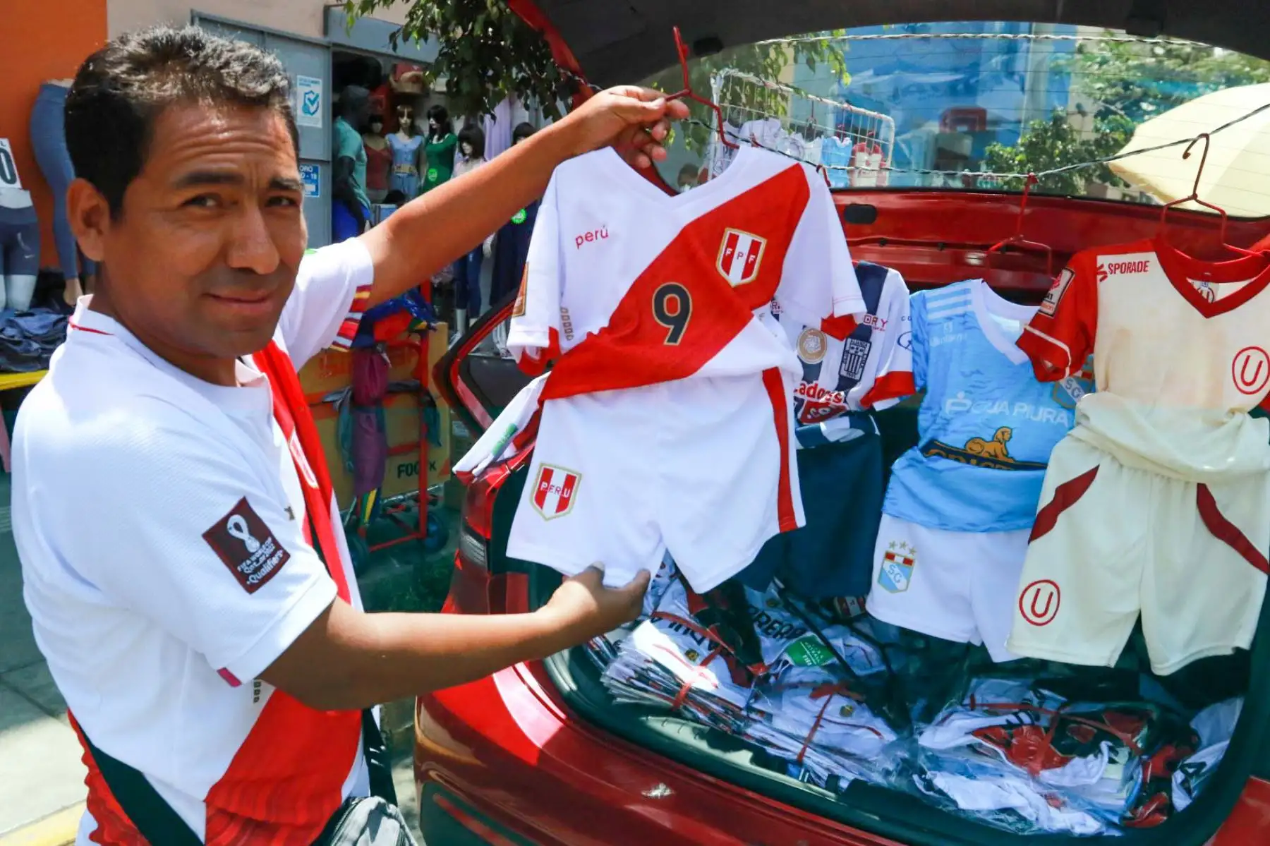A medida que se acercan los decisivos encuentros de Perú contra Uruguay y Paraguay, por las eliminatorias sudamericanas para el Mundial Qatar 2022, los hinchas peruanos buscan comprar y vestir una camiseta blanquirroja. Foto: ANDINA/ Héctor Vinces