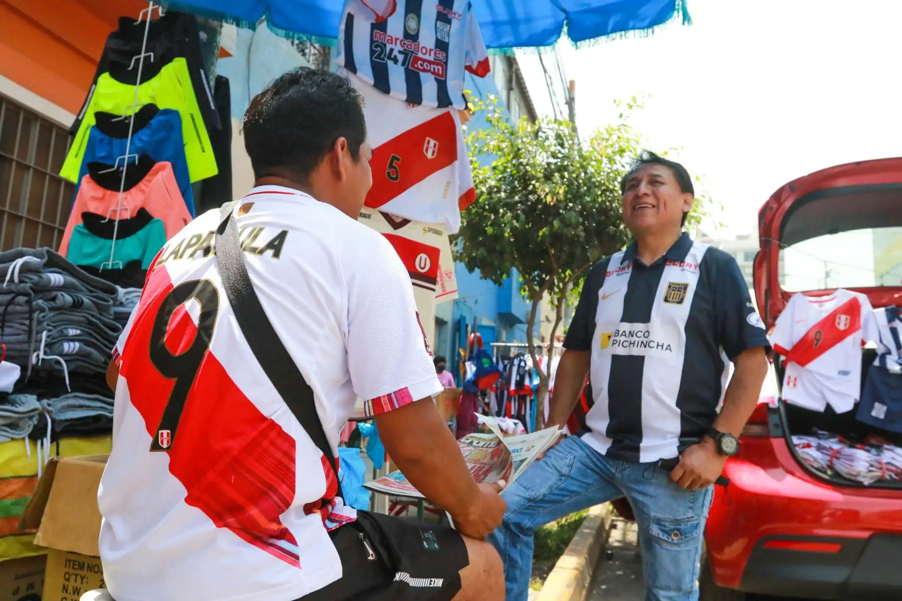 A medida que se acercan los decisivos encuentros de Perú contra Uruguay y Paraguay, por las eliminatorias sudamericanas para el Mundial Qatar 2022, los hinchas peruanos buscan comprar y vestir una camiseta blanquirroja. Foto: ANDINA/ Héctor Vinces